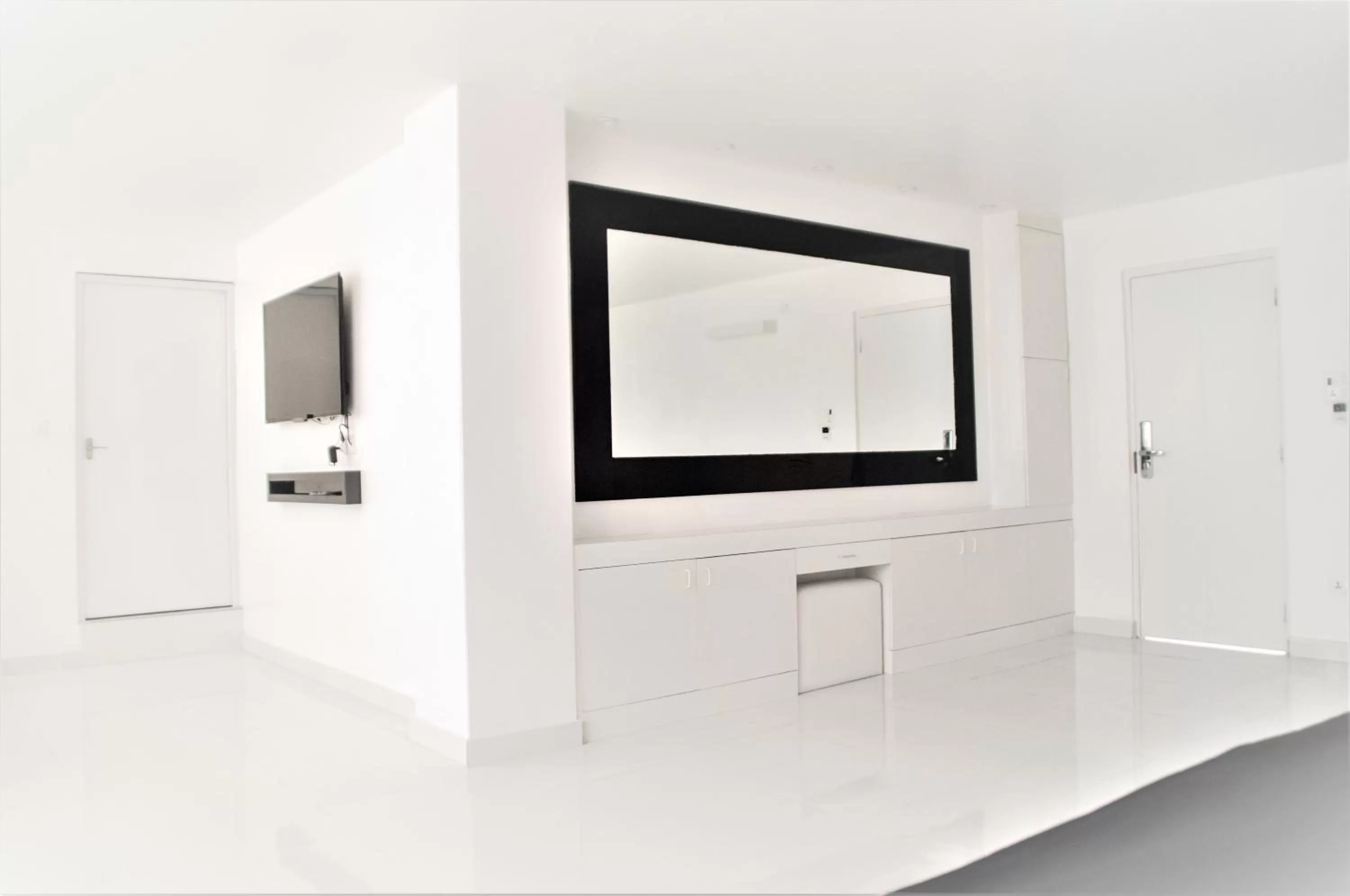 TV and multimedia, TV/Entertainment Center in Hotel Hulk