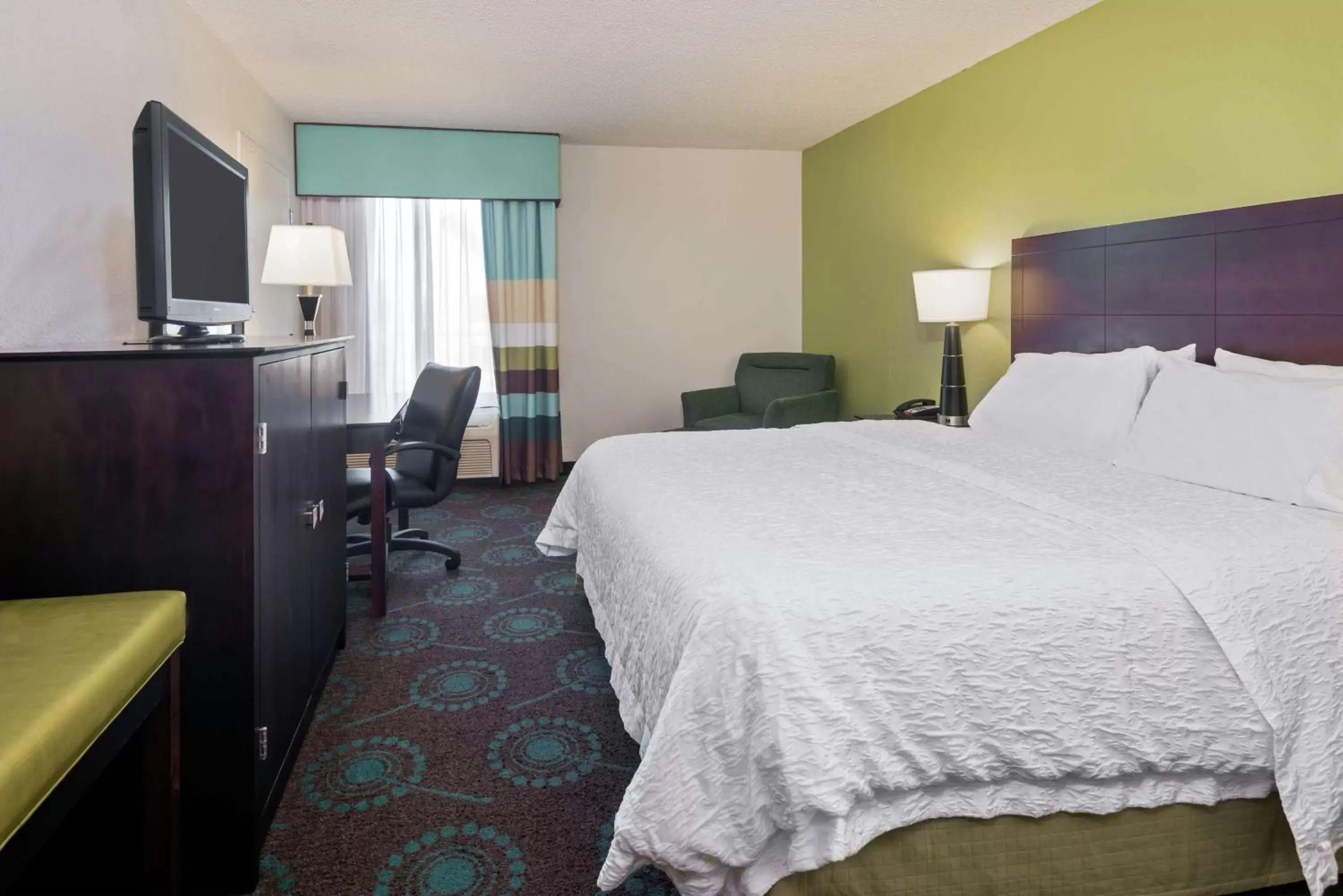 Bedroom, Bed in Hampton Inn Orlando-International Airport