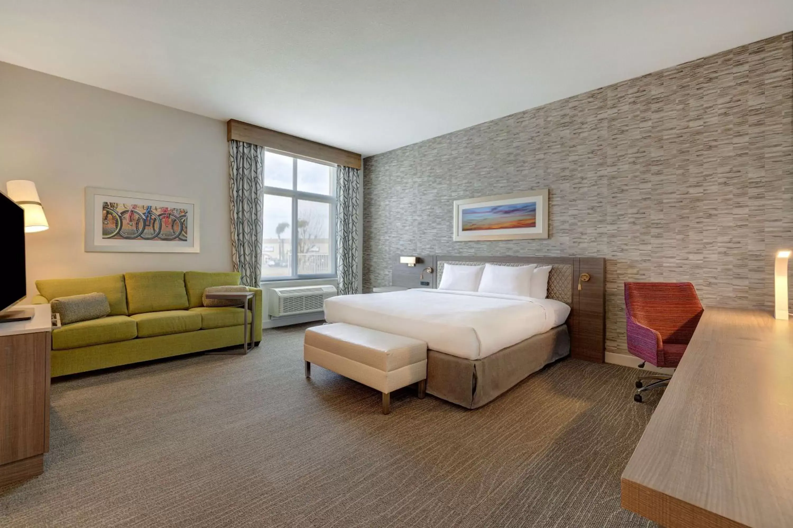 Bedroom, Seating Area in Hilton Garden Inn Temecula