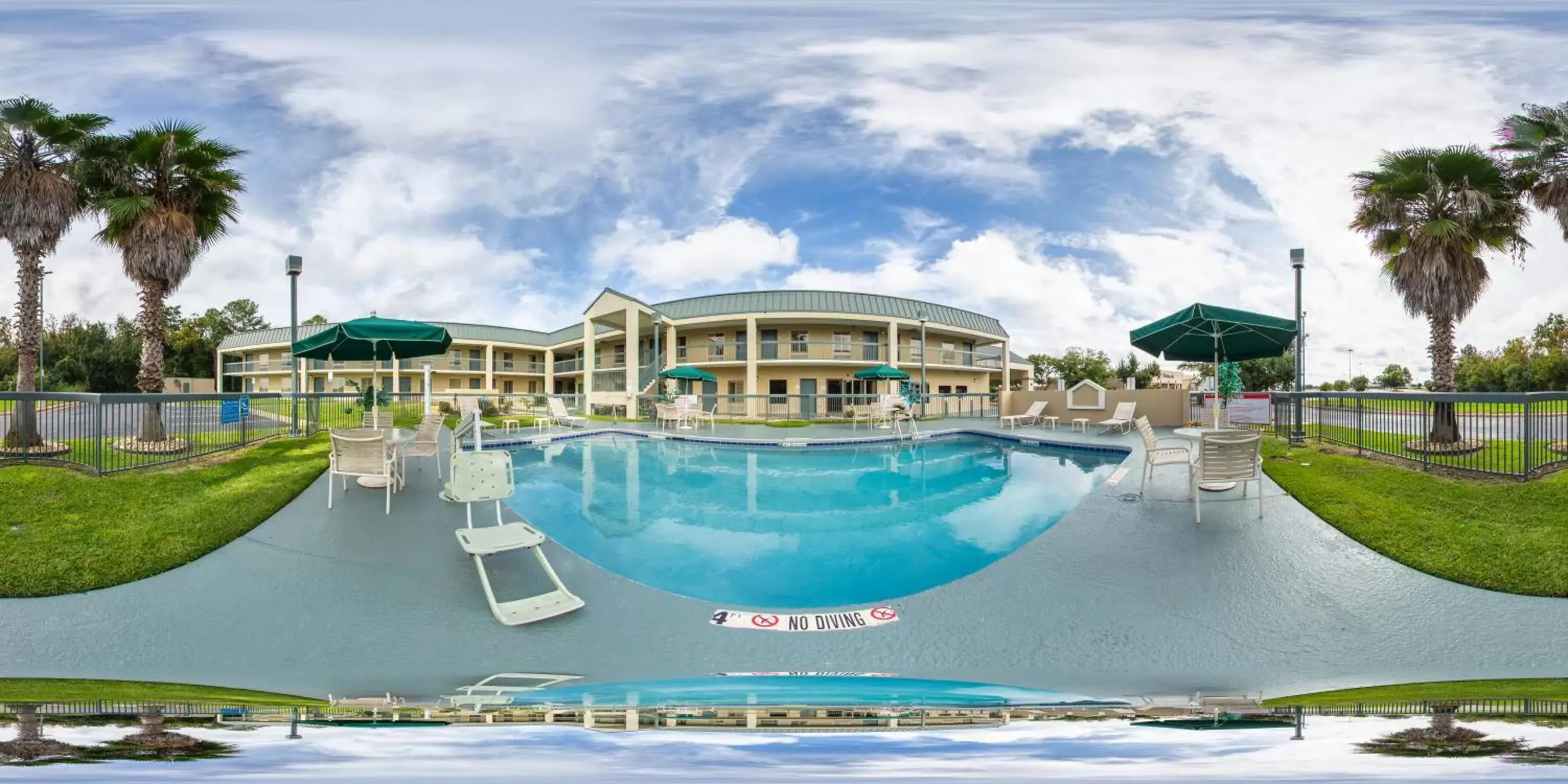 Swimming Pool in Quality Inn Albany