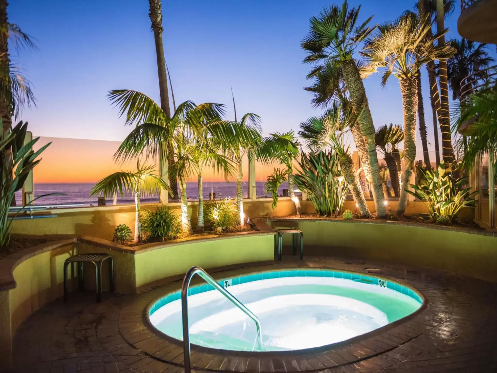 Hot Tub, Swimming Pool in Pacific Terrace Hotel