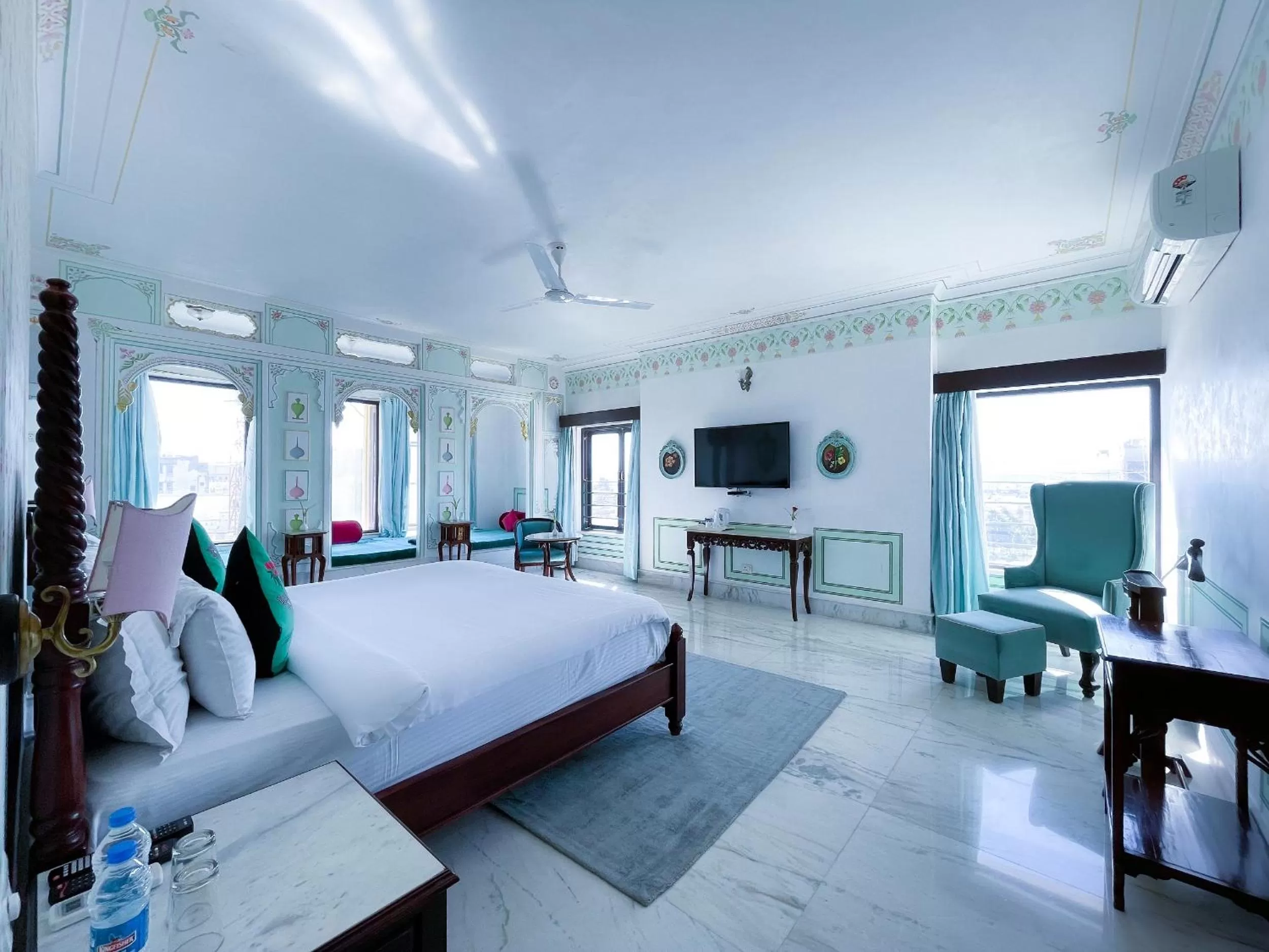 Photo of the whole room, Bed in Amar Kothi