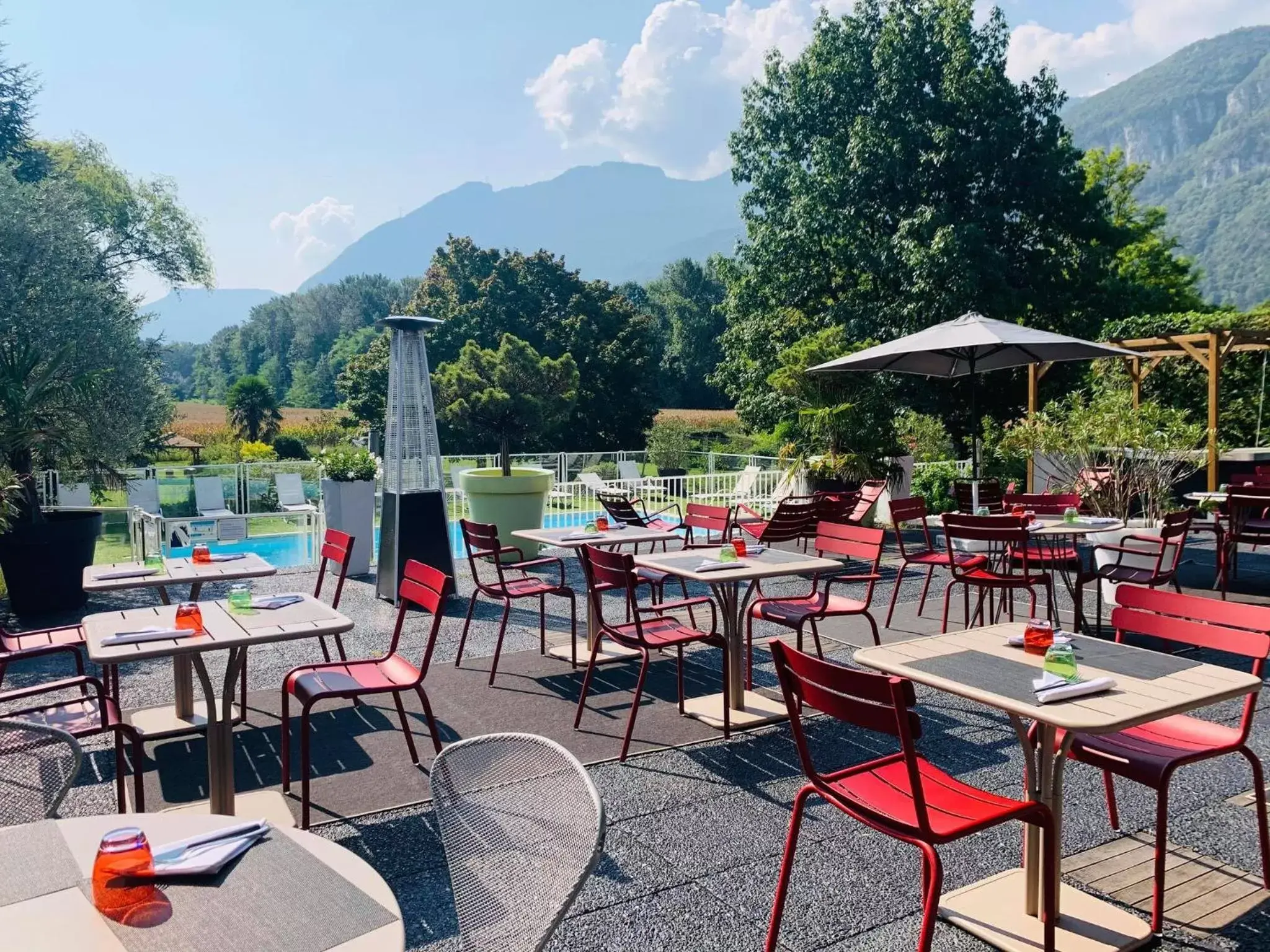 Patio, Restaurant/Places to Eat in Novotel Grenoble Nord Voreppe