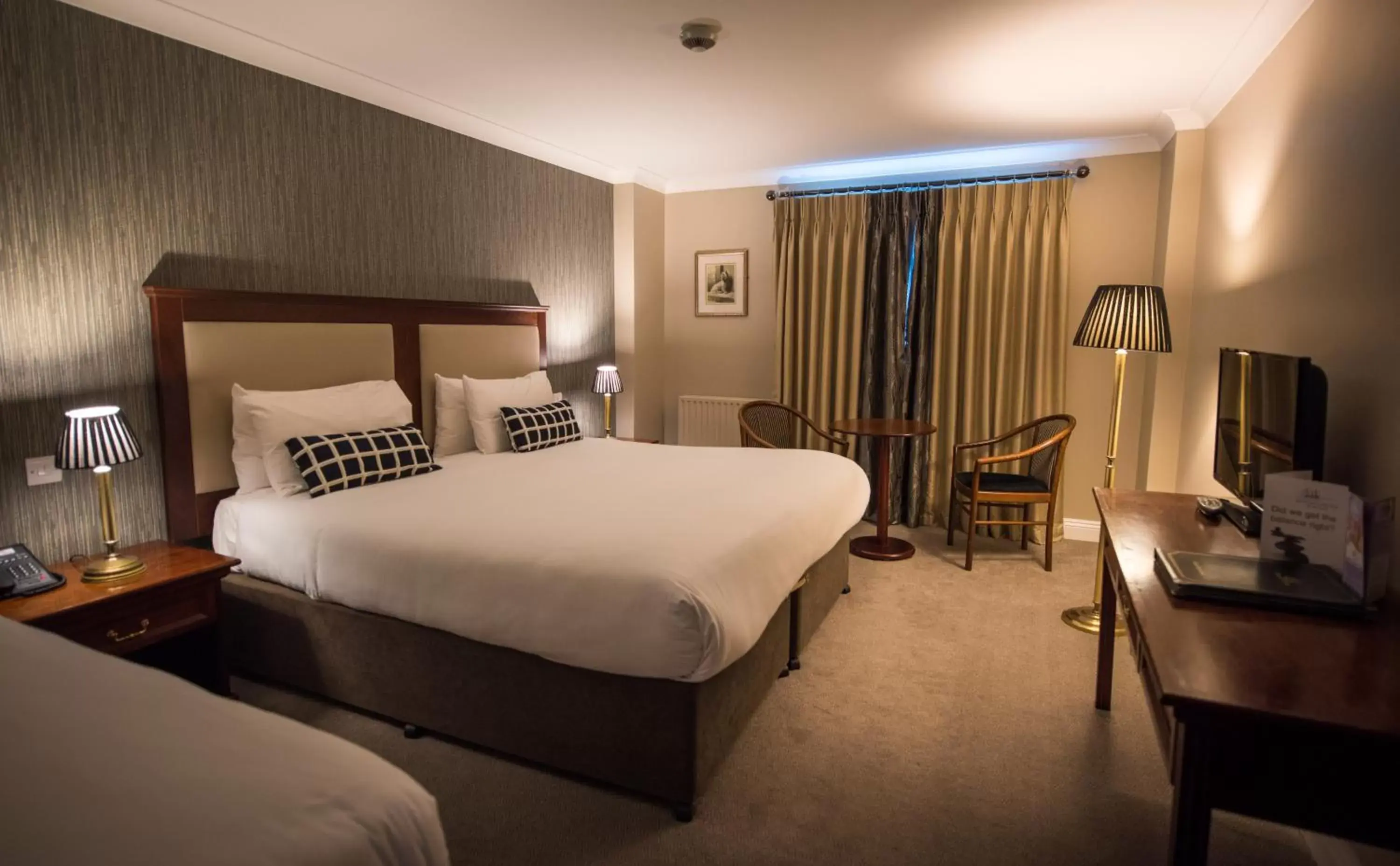 Bedroom, Bed in Dooley's Hotel