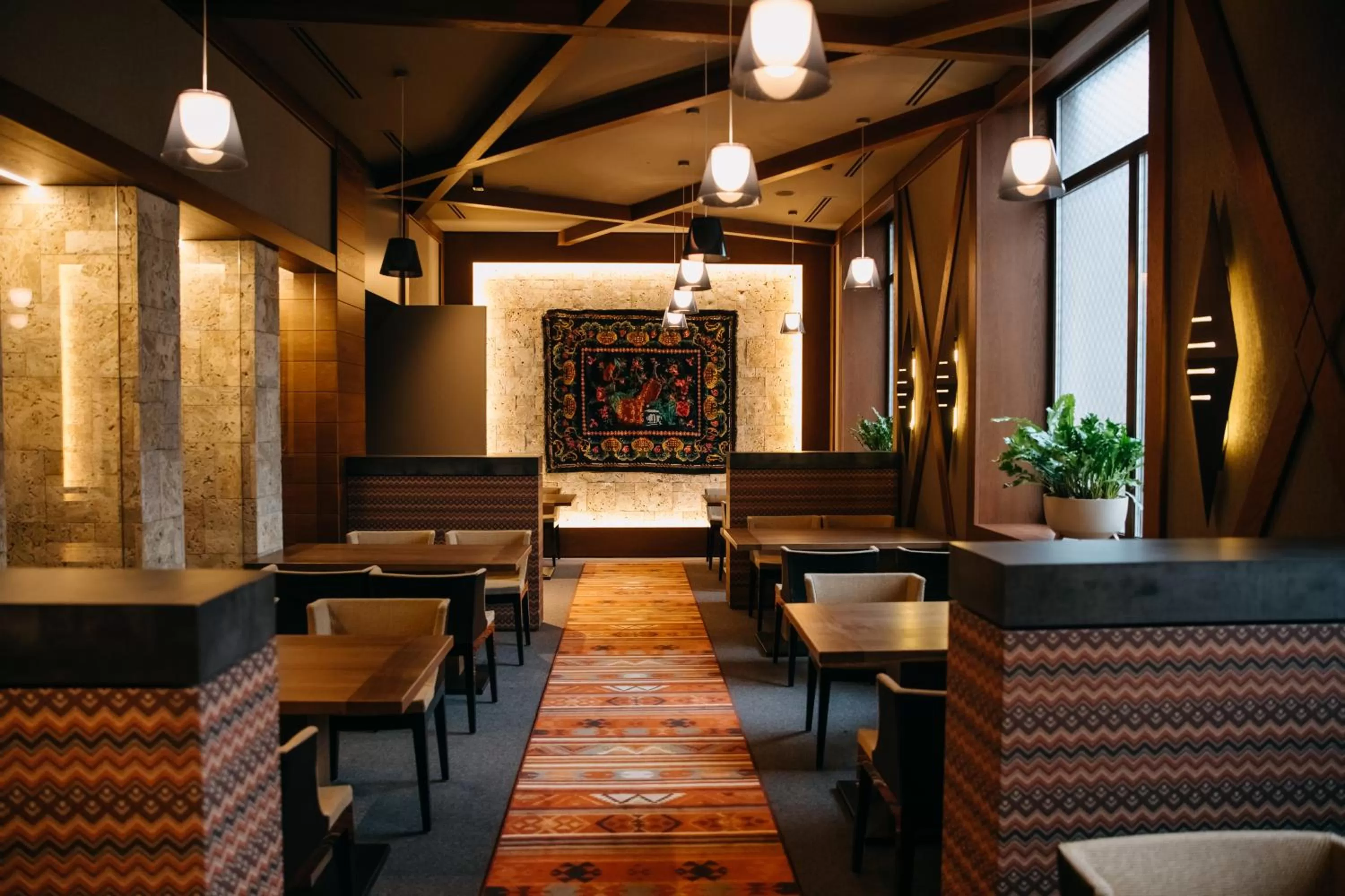 Restaurant/places to eat in Jolly Alon Hotel & Business Center