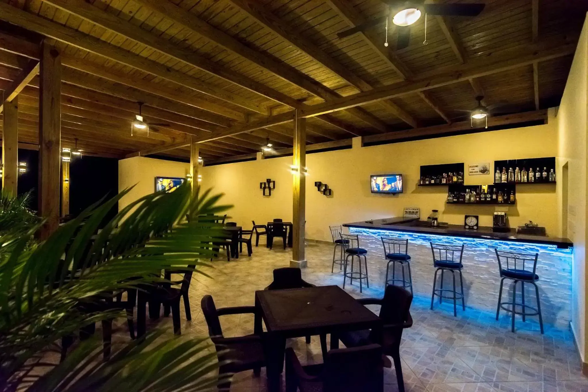 Restaurant/places to eat, Swimming Pool in Caribbean Diamond Boutique Hotel