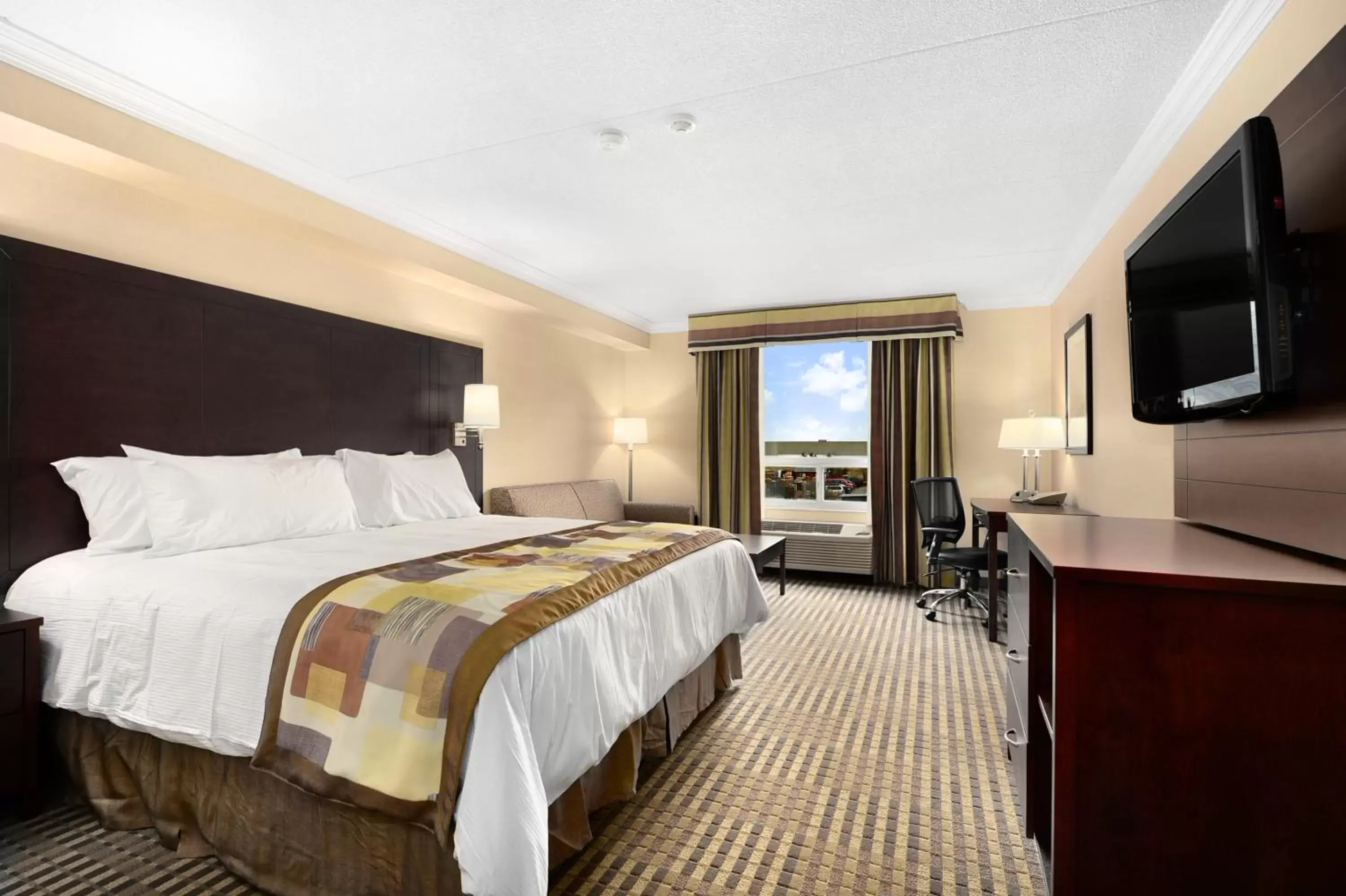 Photo of the whole room, Bed in Comfort Inn & Conference Centre Toronto Airport