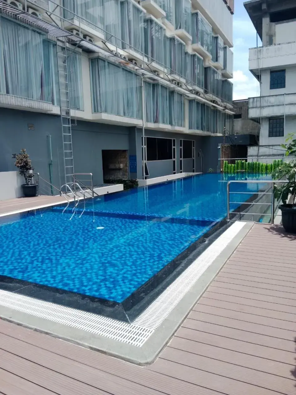 Swimming Pool in De'Rain Hotel Bandung