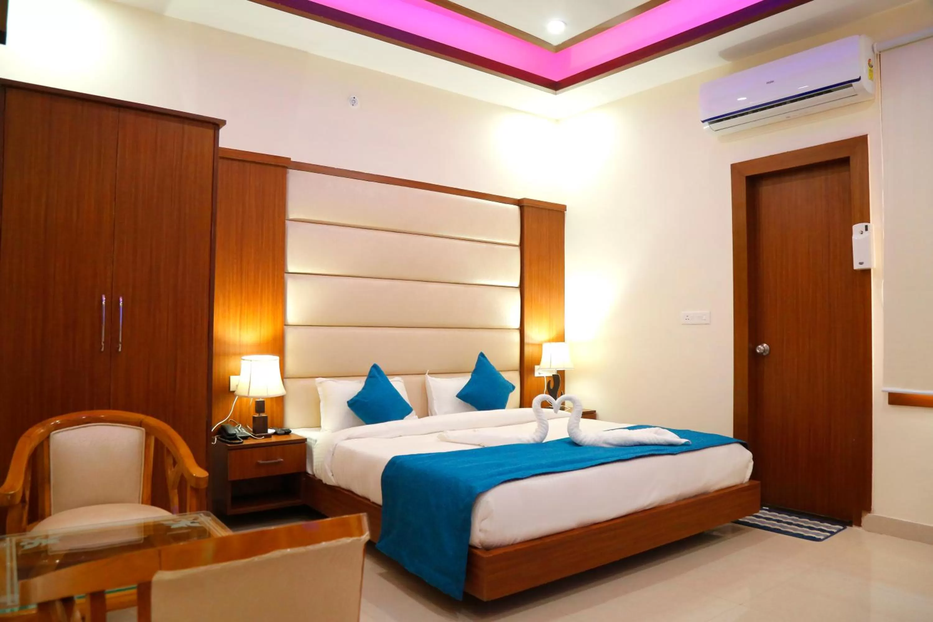 Shower, Bed in Kamay The Grand Alova