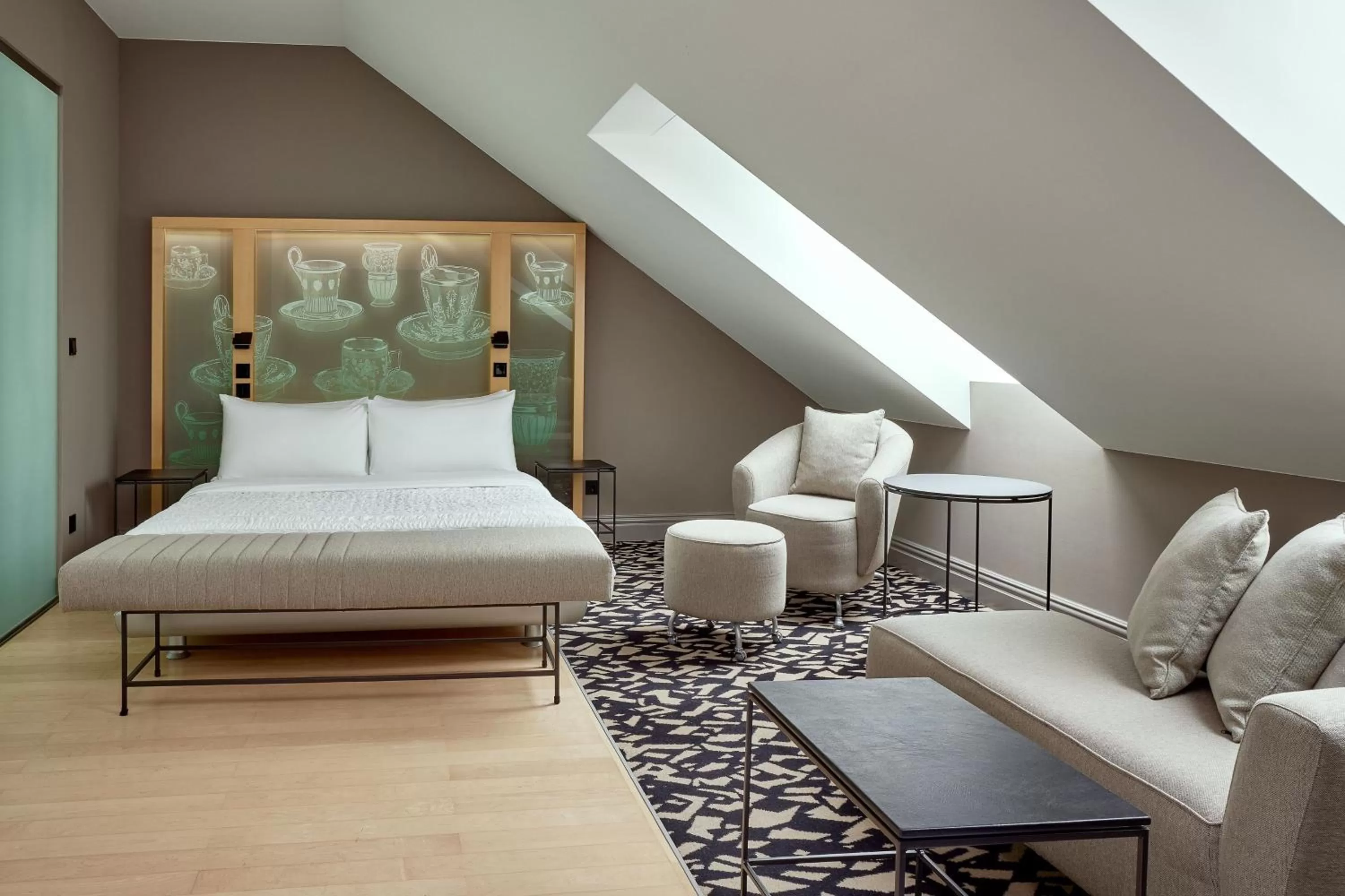 Photo of the whole room, Bed in Le Méridien Vienna