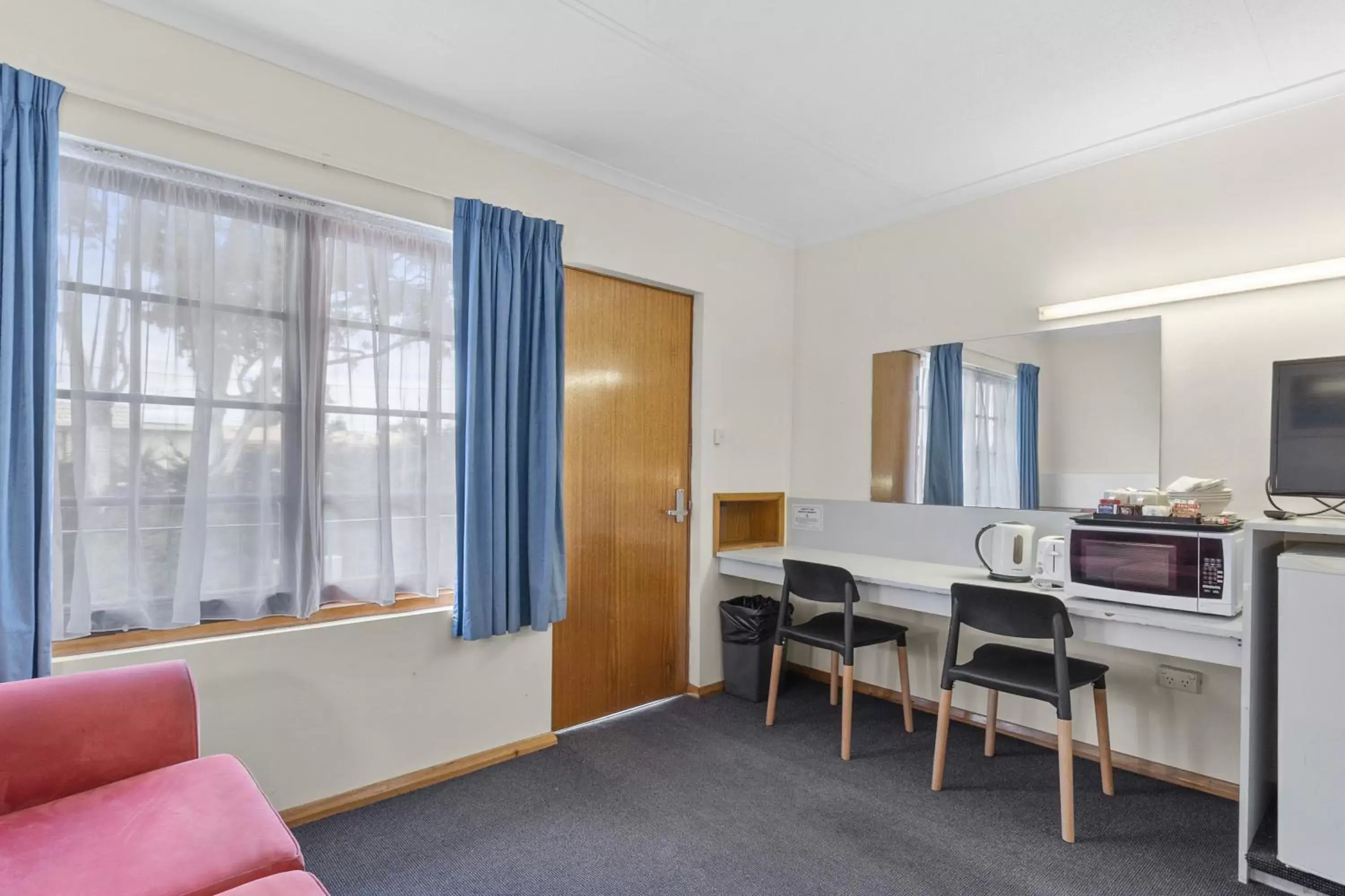 TV and multimedia, Seating Area in Martin Cash Motel