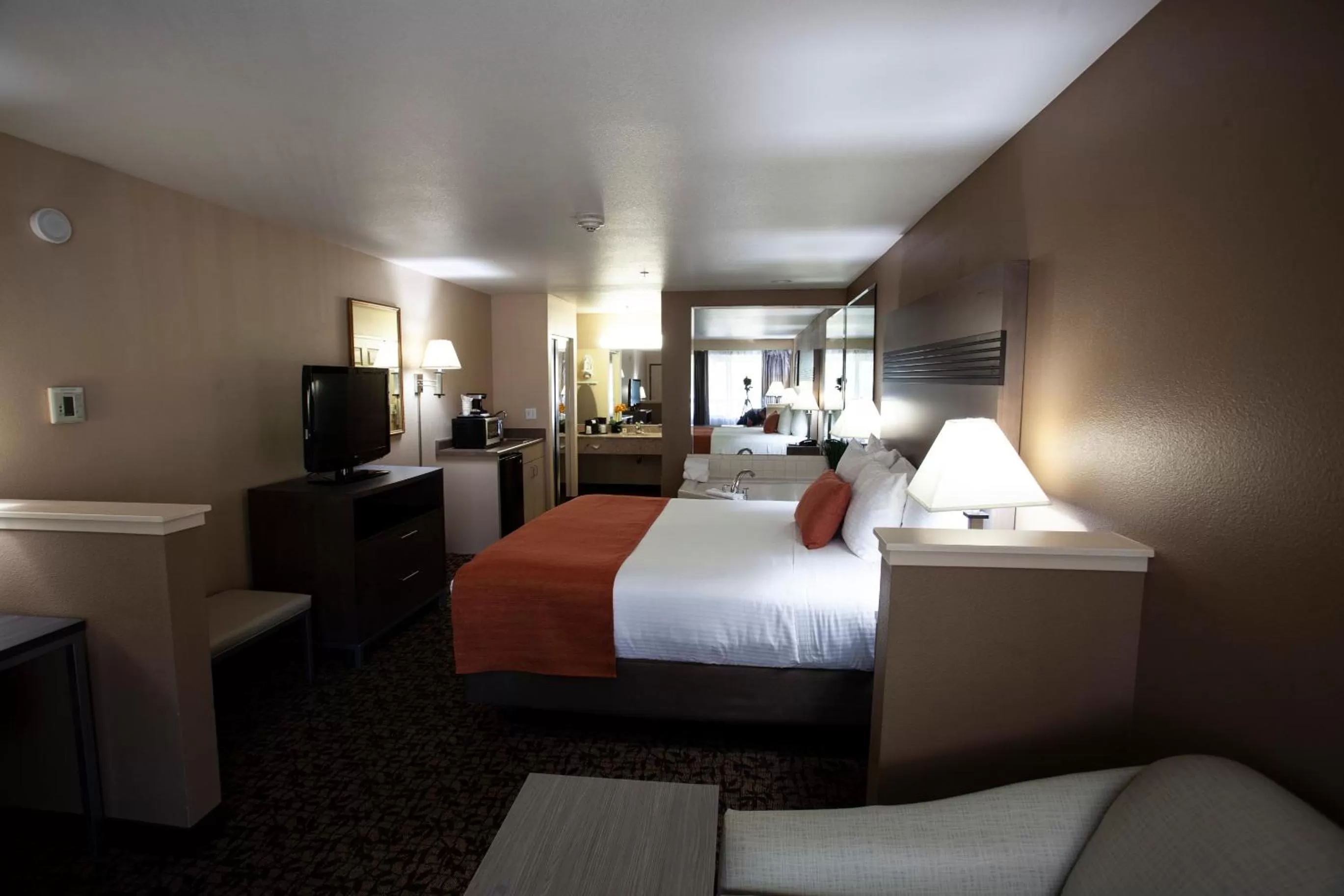 Bed in Hawthorn Suites by Wyndham Napa Valley