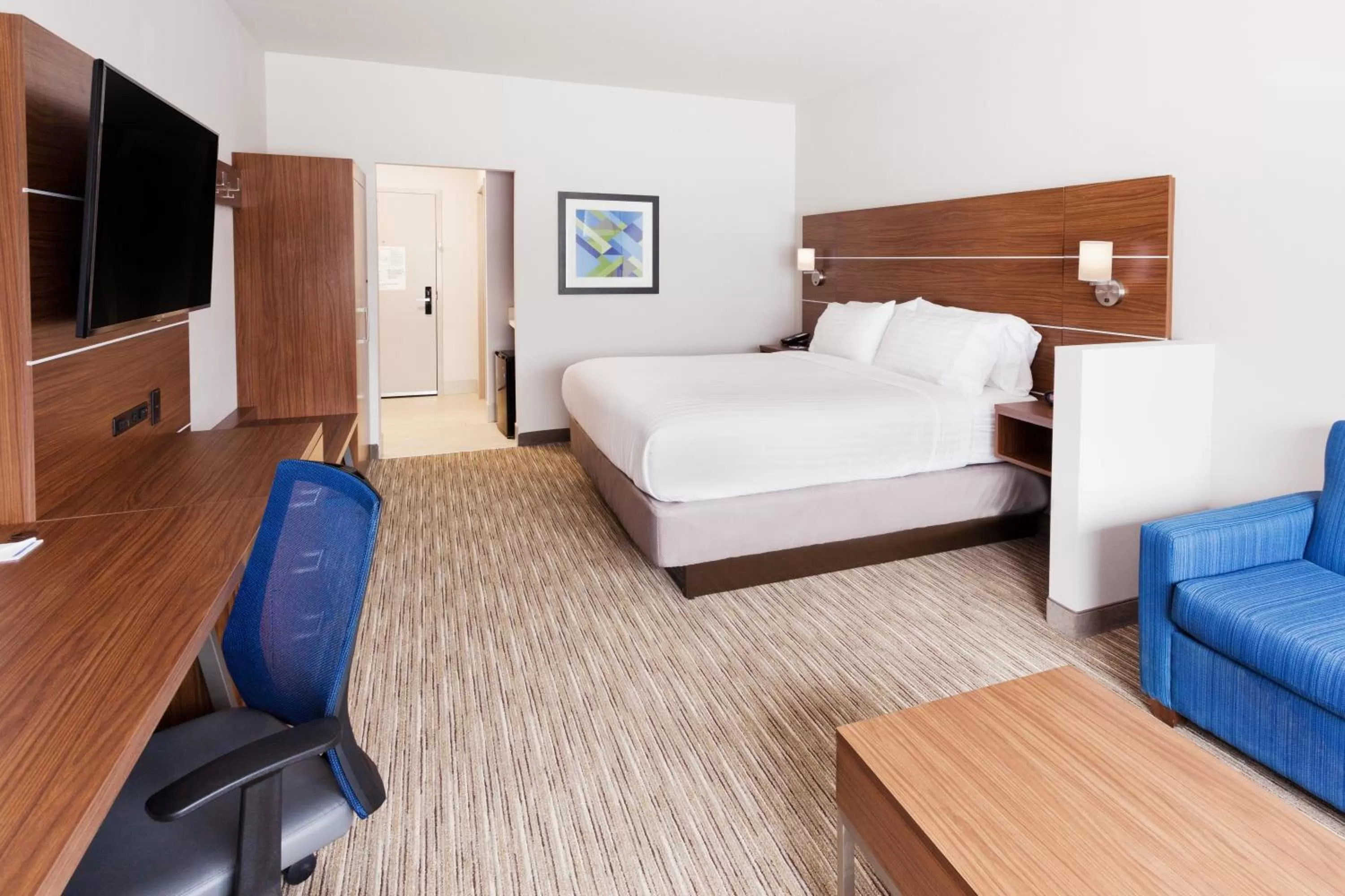 Photo of the whole room, Bed in Holiday Inn Express & Suites - Cartersville by IHG