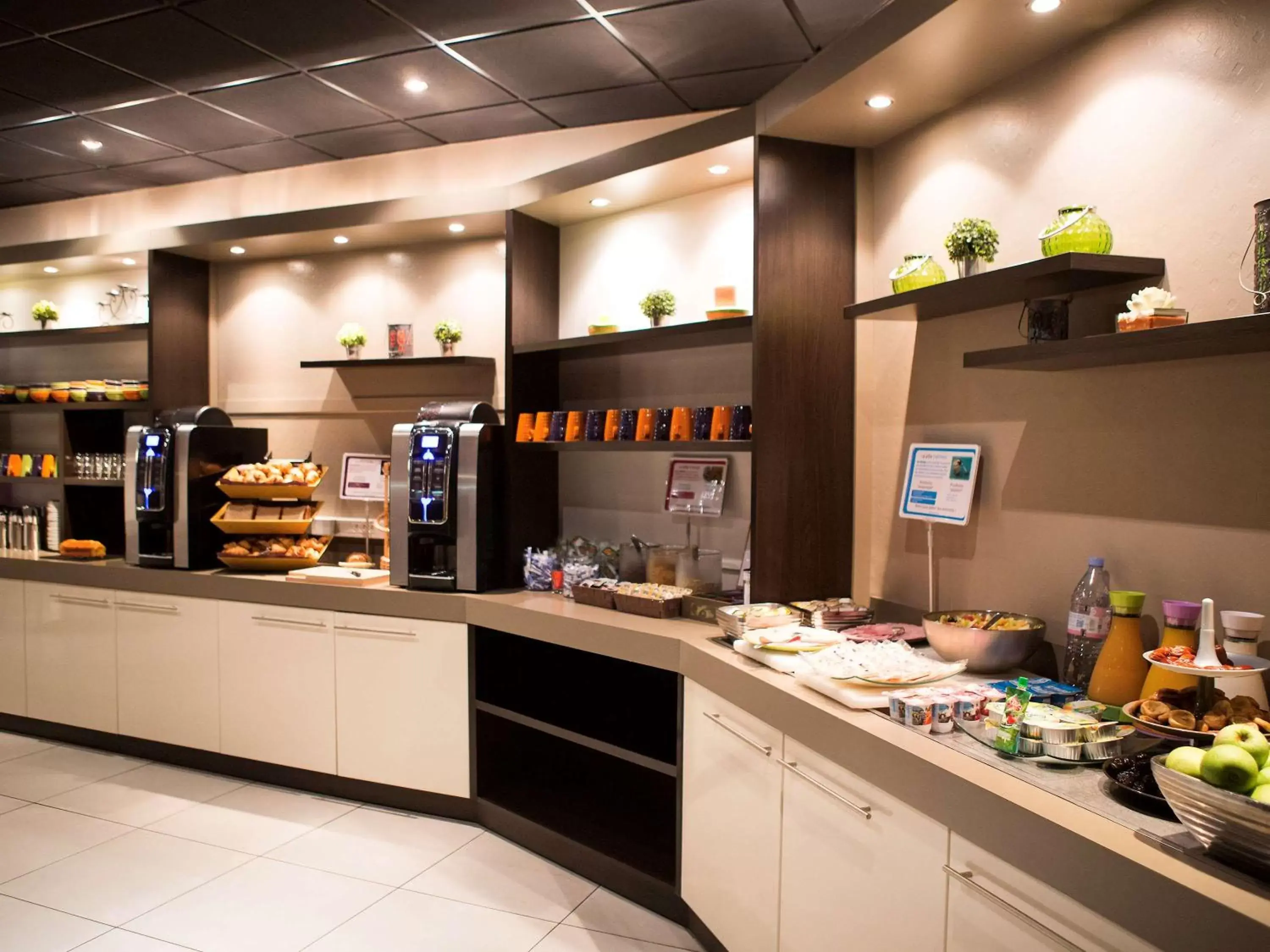 Restaurant/Places to Eat in ibis Styles Bordeaux Centre Mériadeck