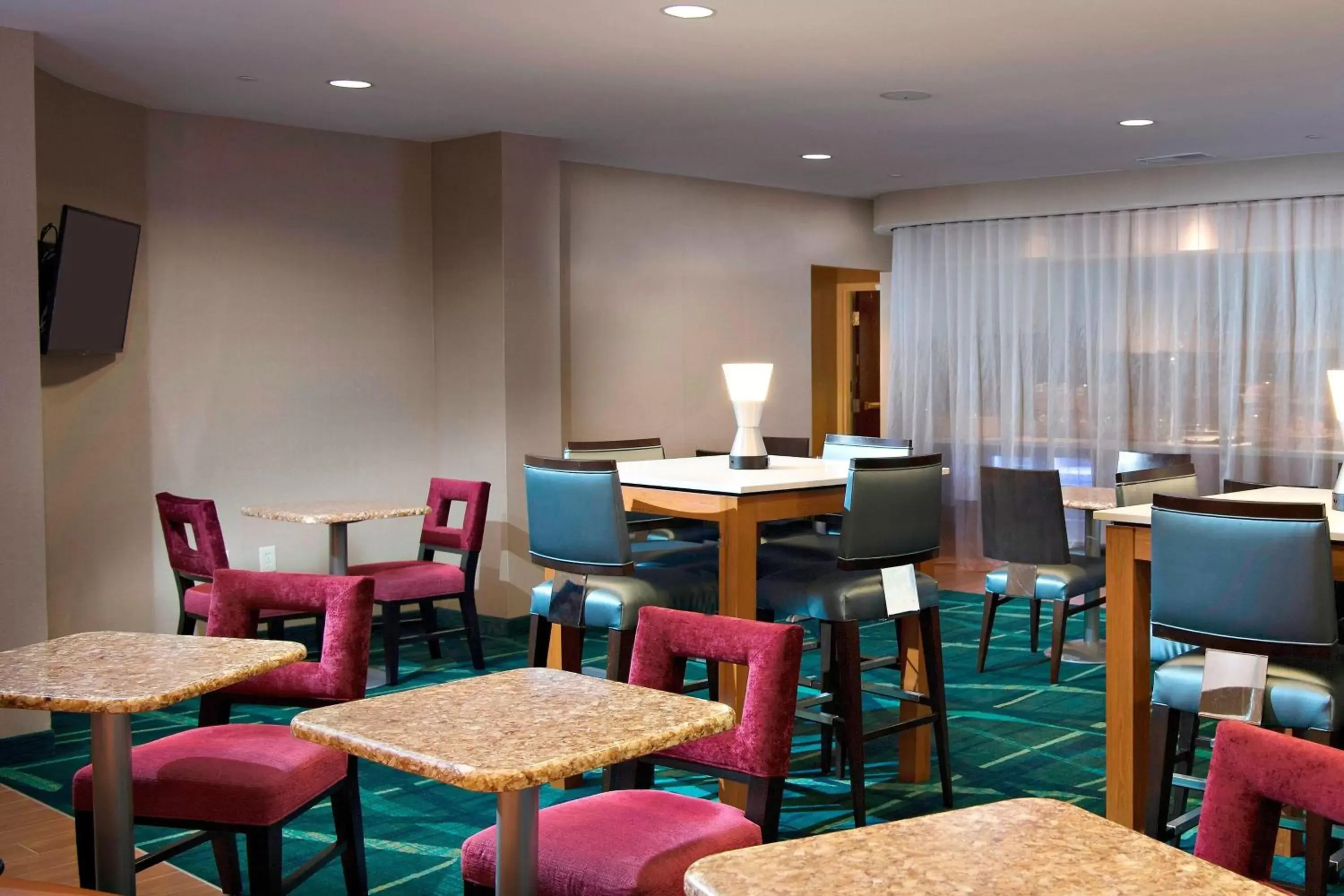 Restaurant/Places to Eat in SpringHill Suites by Marriott Atlanta Alpharetta