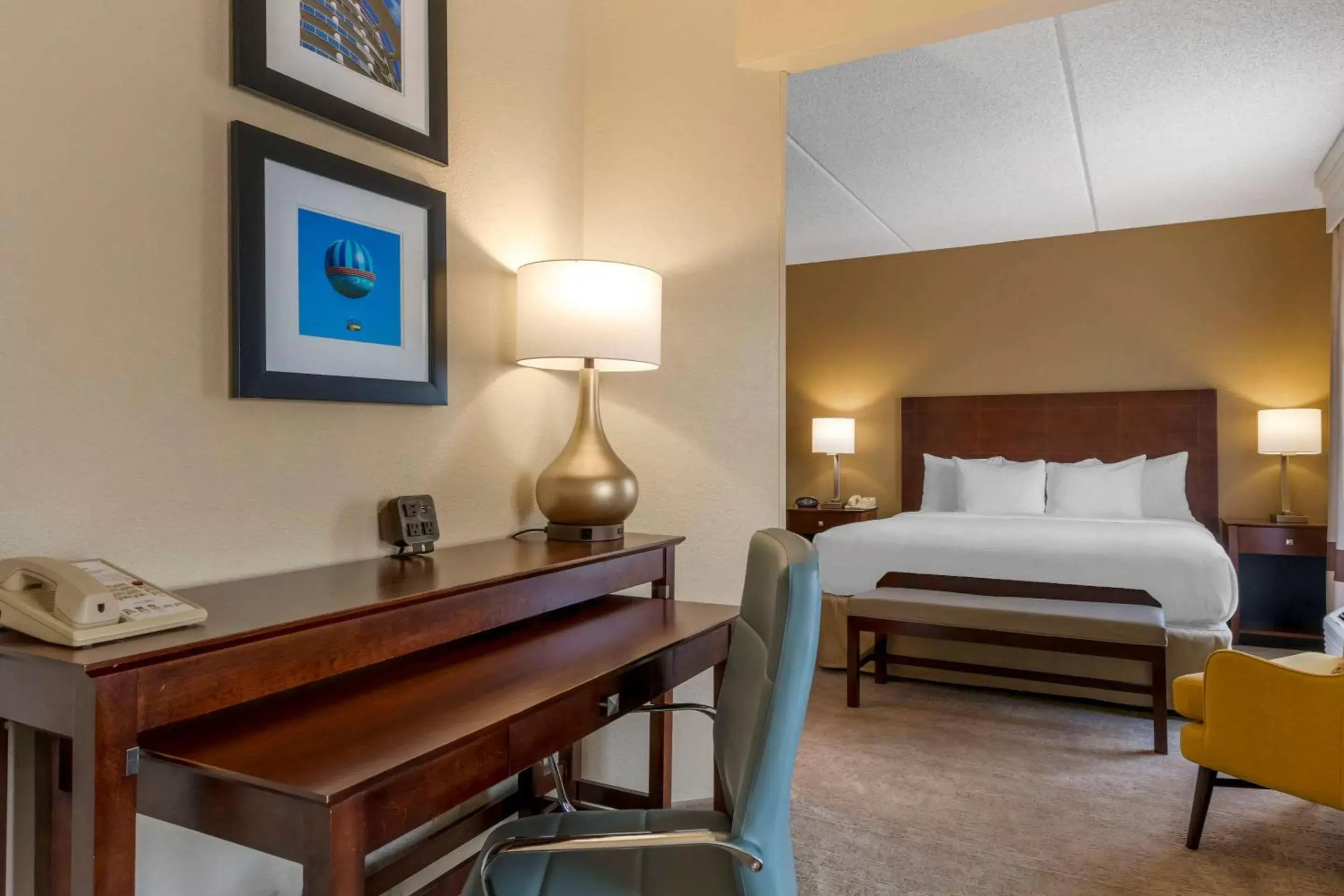 Photo of the whole room, Bed in Comfort Suites Near Universal Orlando Resort