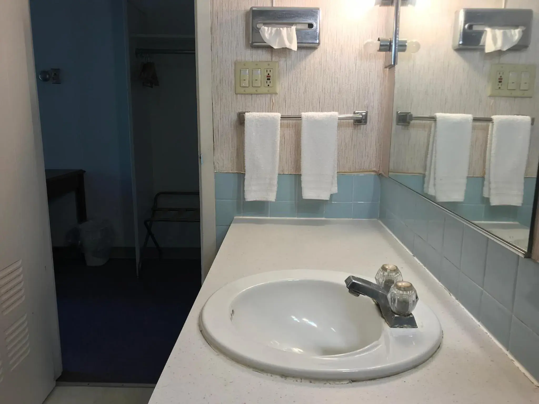 Bathroom in Allenwood Motel