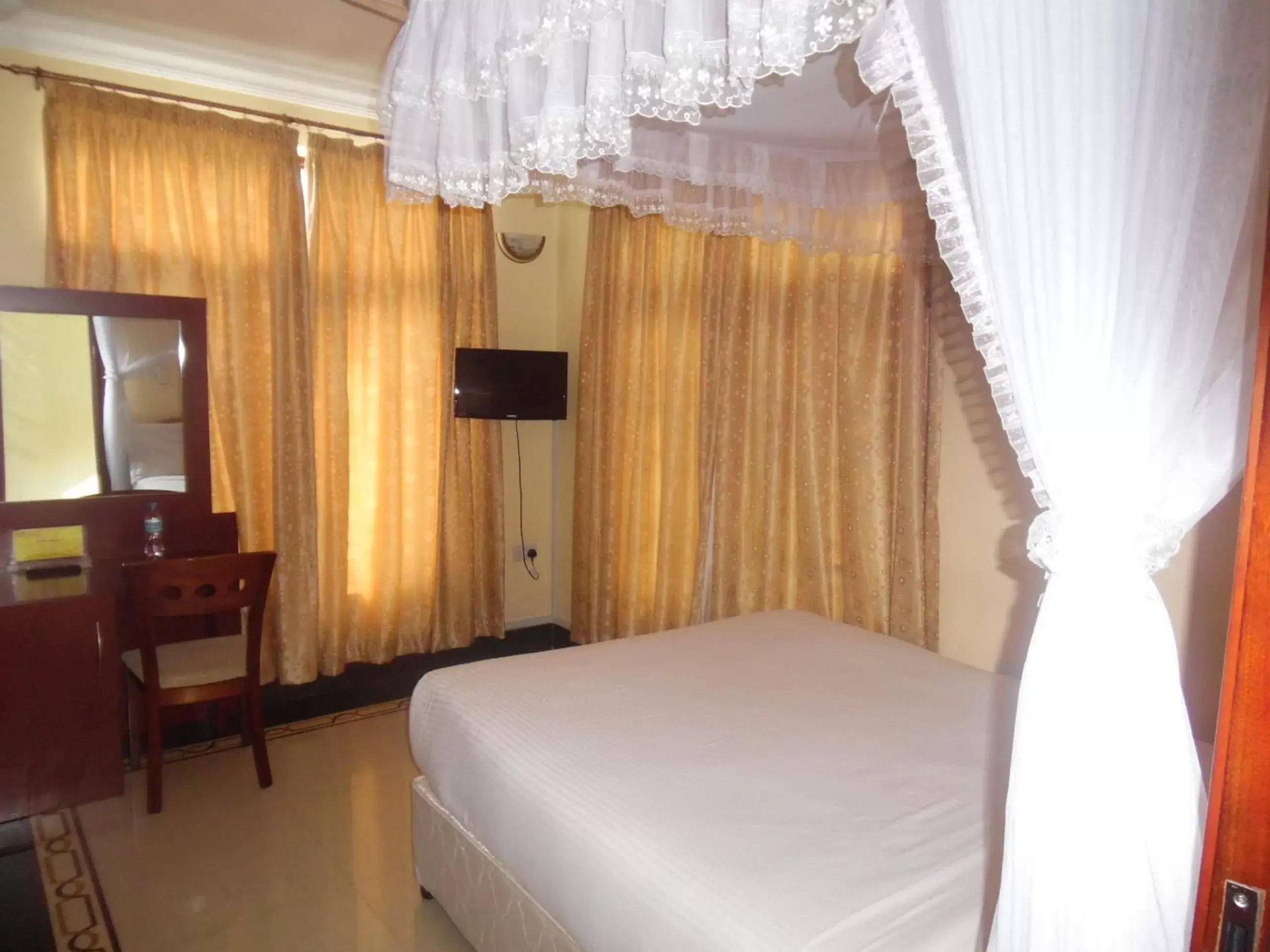 Property building, Bed in Lantana Hotel