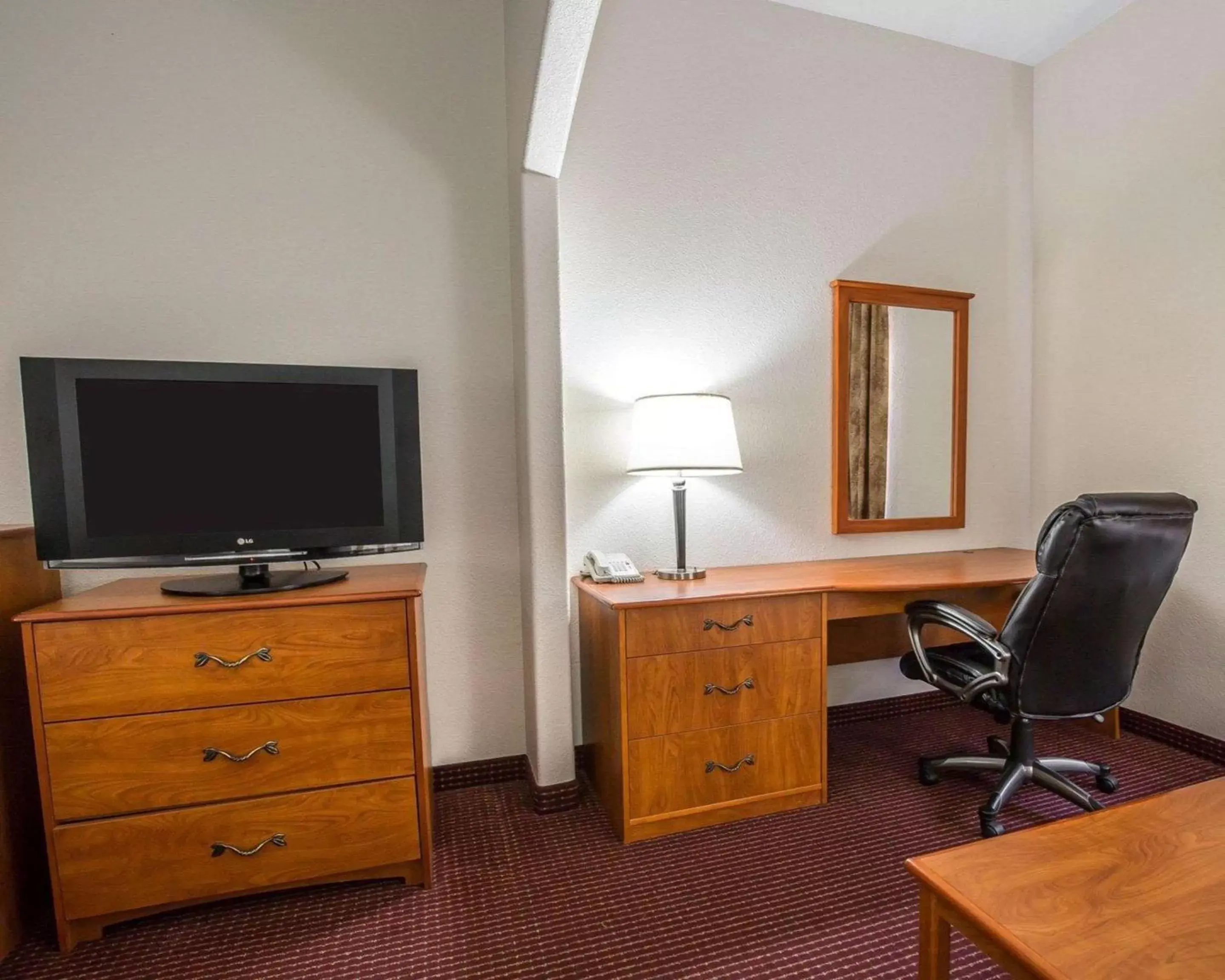 Photo of the whole room, TV/Entertainment Center in Econo Lodge Inn & Suites Beaumont