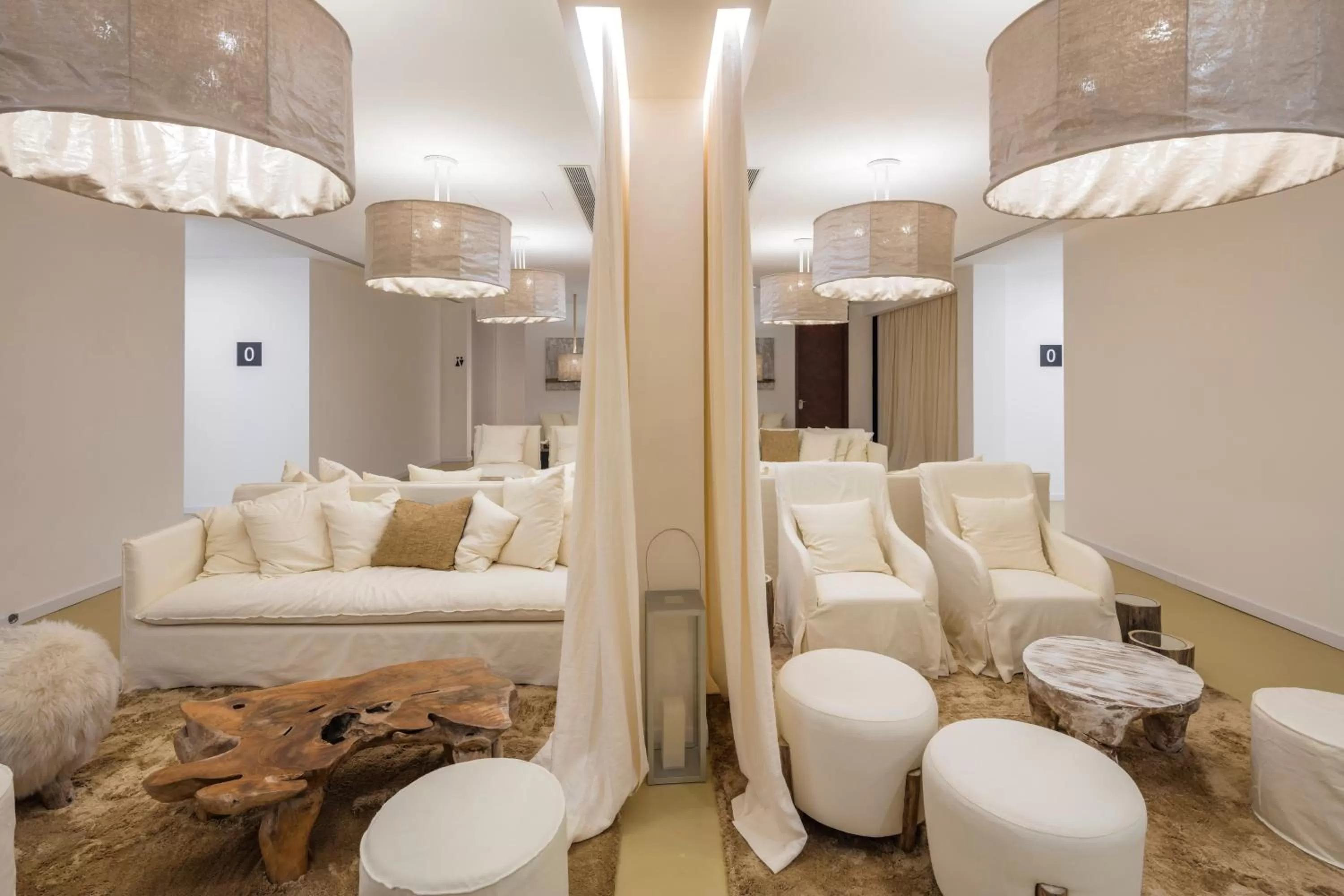 Communal lounge/ TV room in Lagos Avenida Hotel