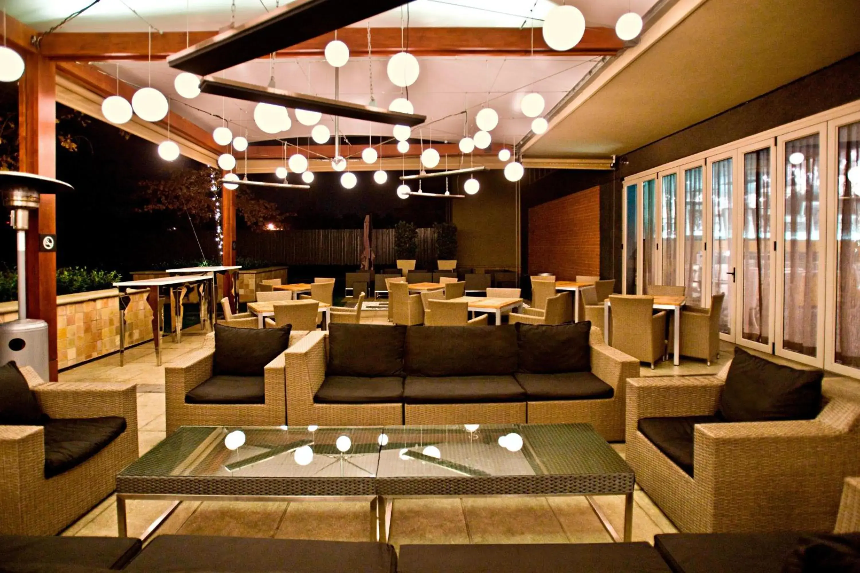 Lounge or bar, Restaurant/Places to Eat in Protea Hotel by Marriott Fire & Ice Johannesburg Melrose Arch