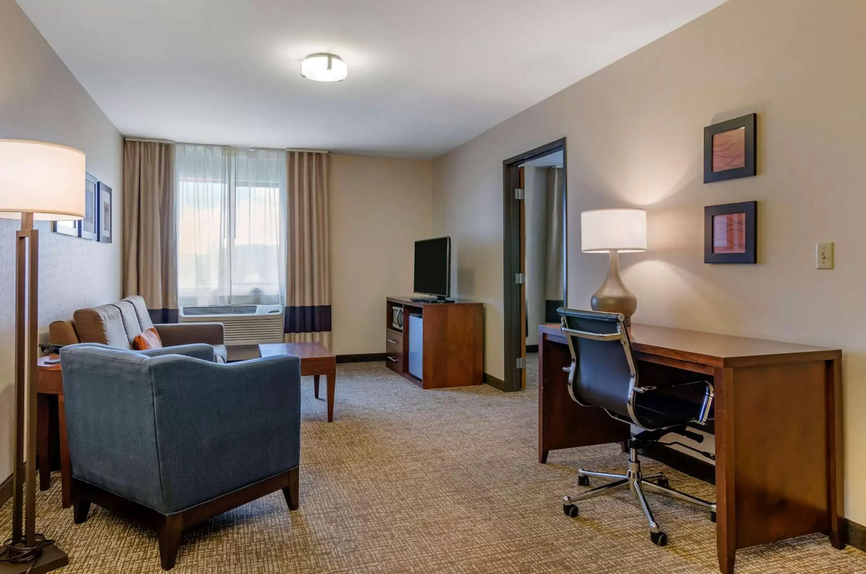 Photo of the whole room, Seating Area in Comfort Inn Bozeman near University