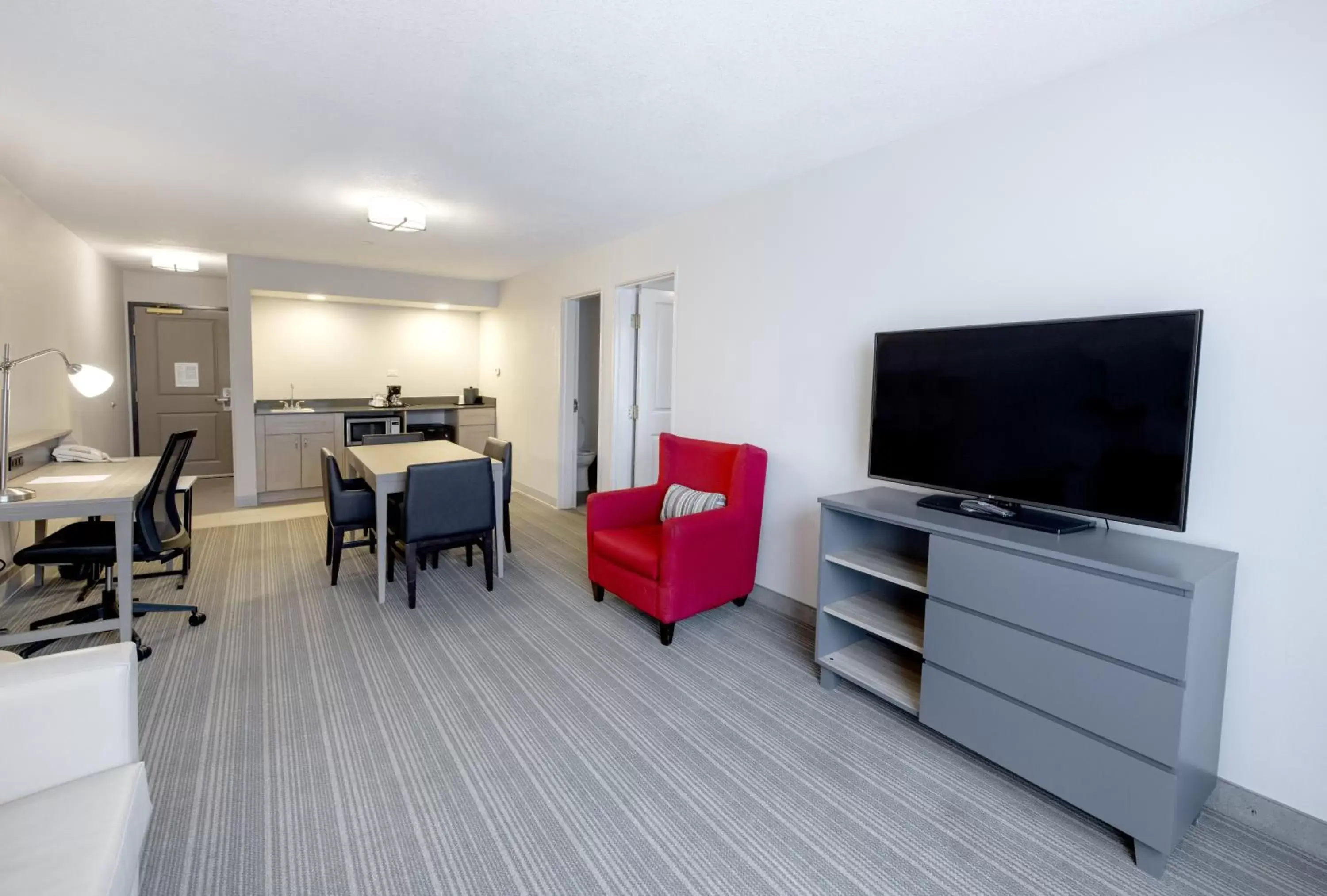 Living room, Lounge/Bar in Country Inn & Suites by Radisson, Tinley Park, IL