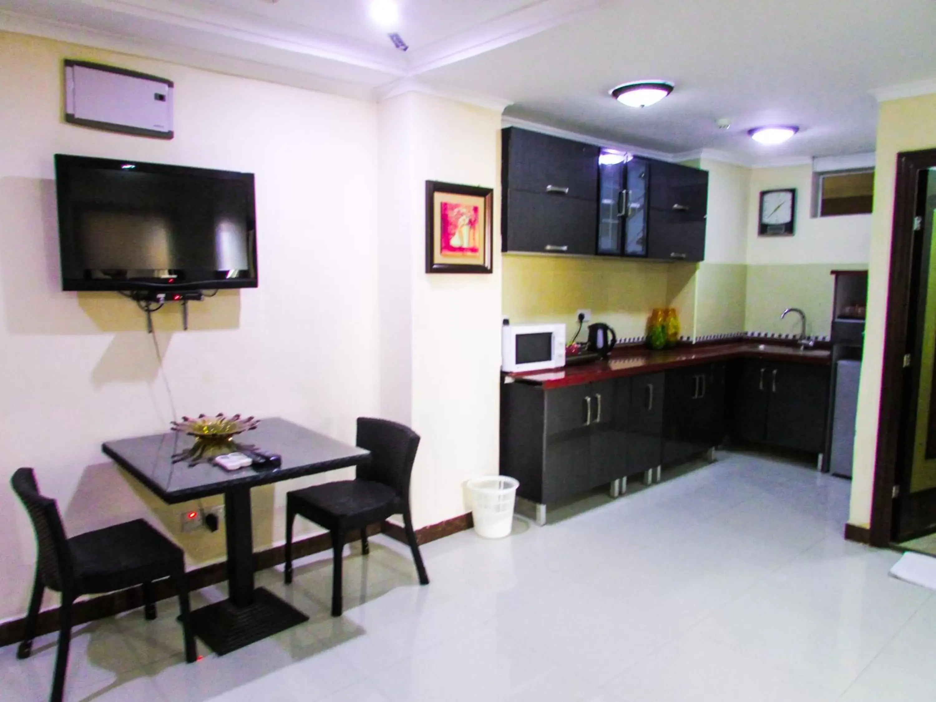 Living room, Kitchen/Kitchenette in Urban Rose Hotel & Apartments