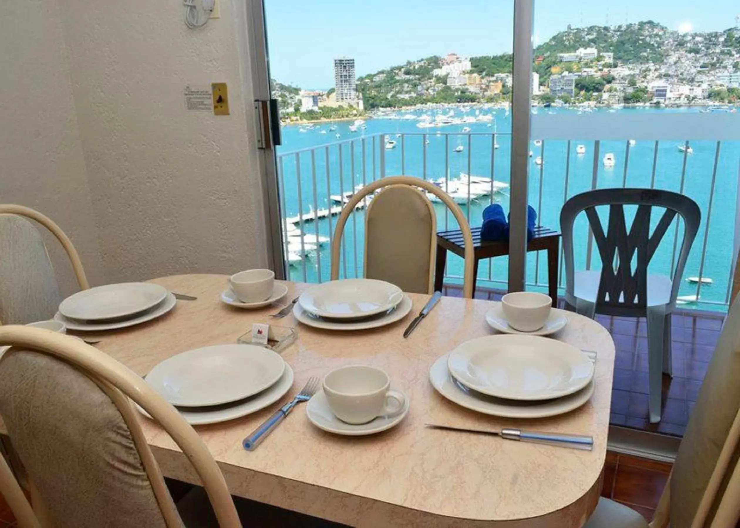 Dining Area in Alba Suites Acapulco