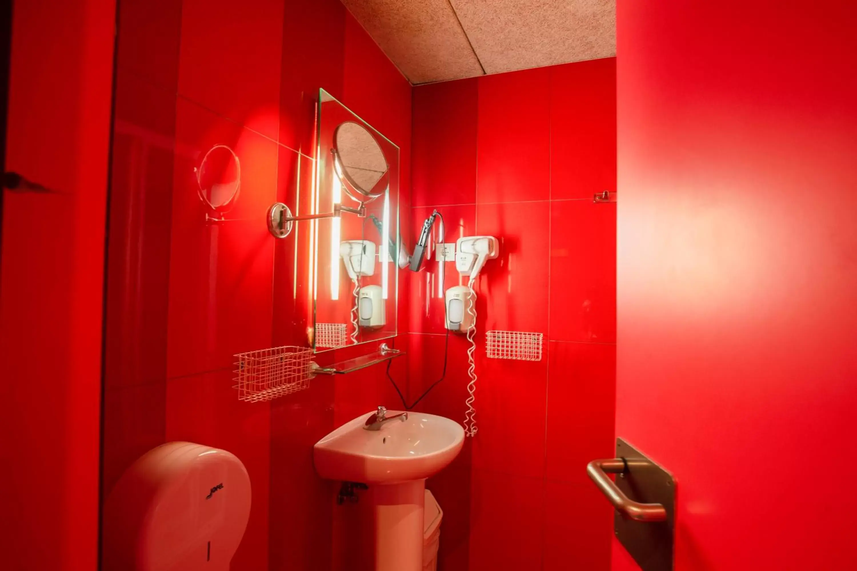 Bathroom in Barcelona Urbany Hostel