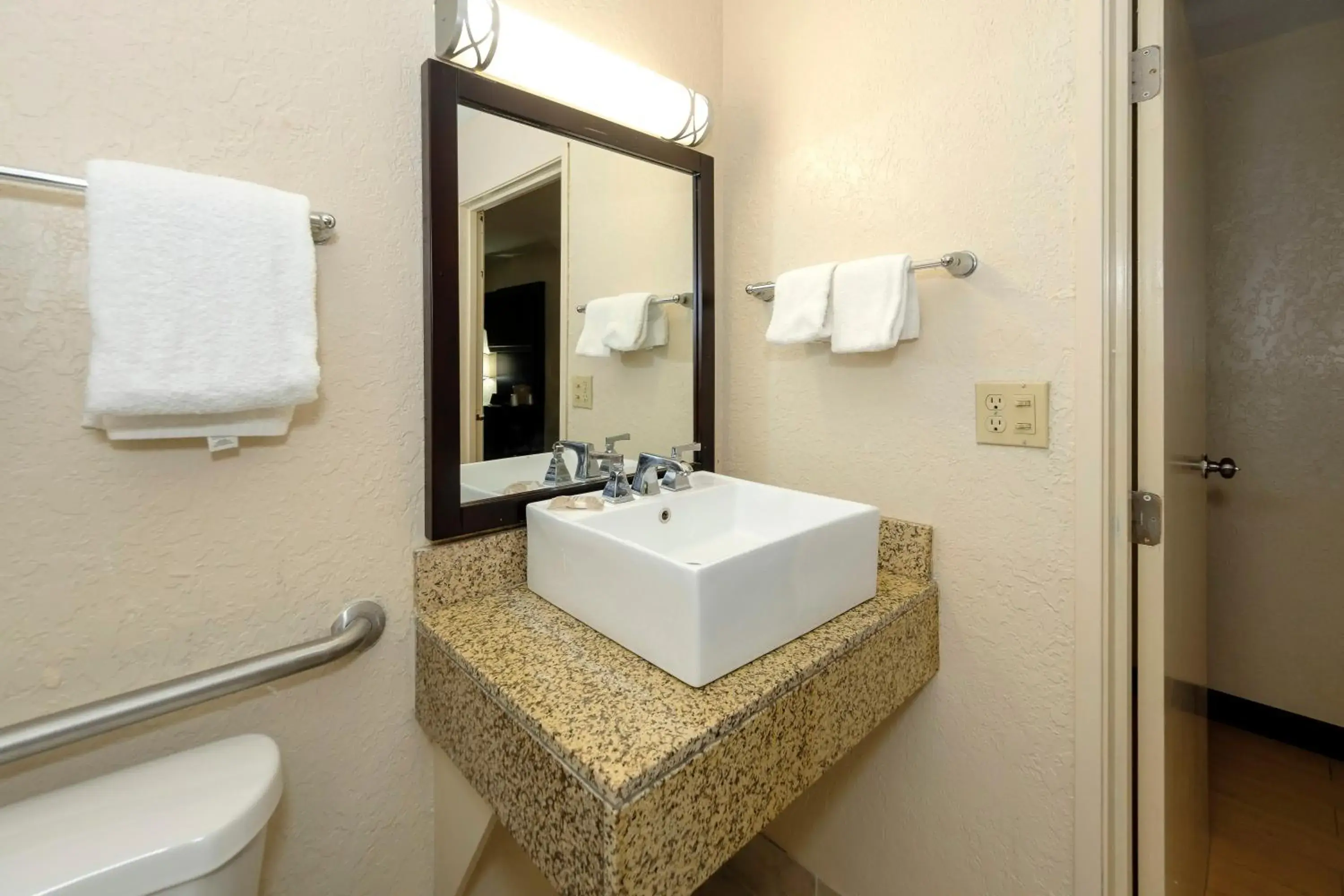 Bathroom in Red Roof Inn Jacksonville - Cruise Port