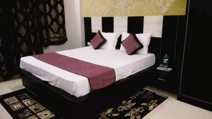 Photo of the whole room, Bed in Rama HS