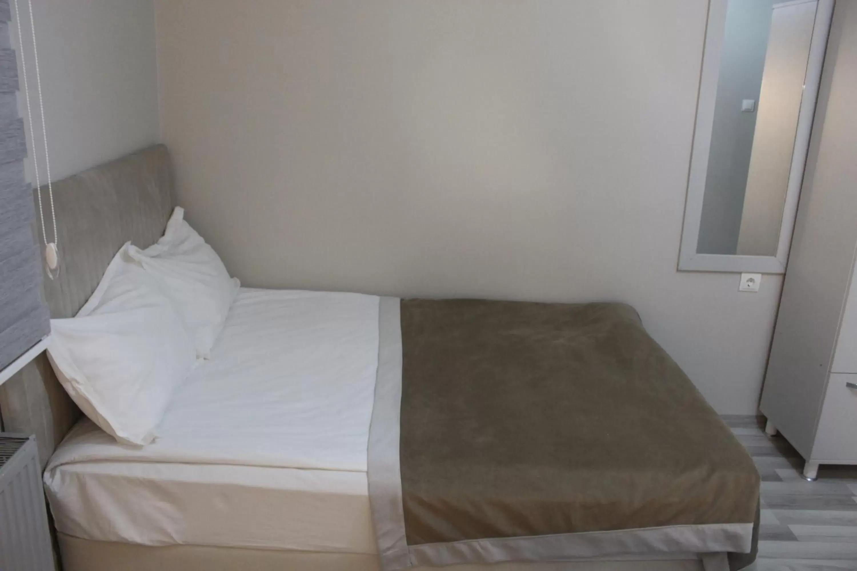Single Room with Bathroom in KONAK HOTEL 2 Single Room with Bathroom in KONAK HOTEL 2