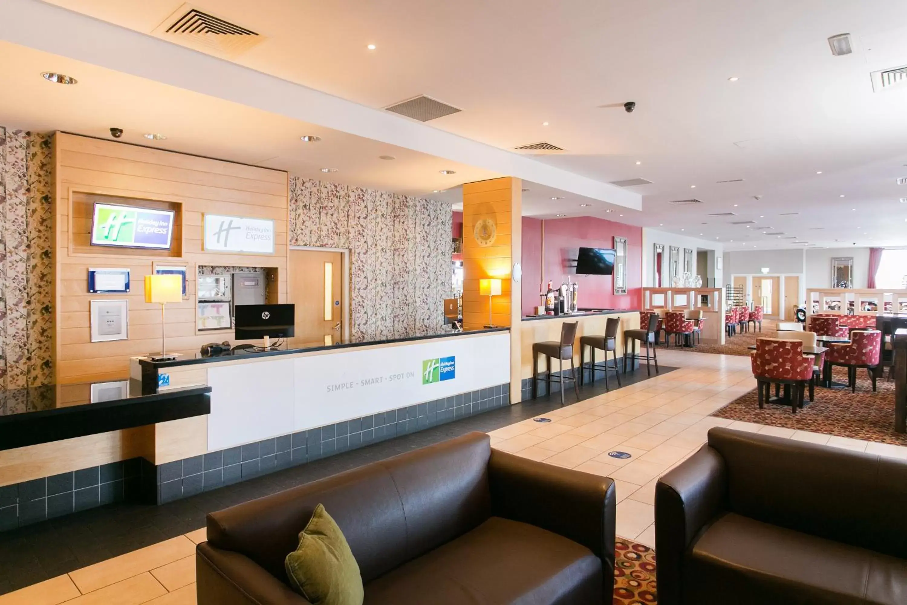 Lobby or reception in Holiday Inn Express Antrim, an IHG Hotel