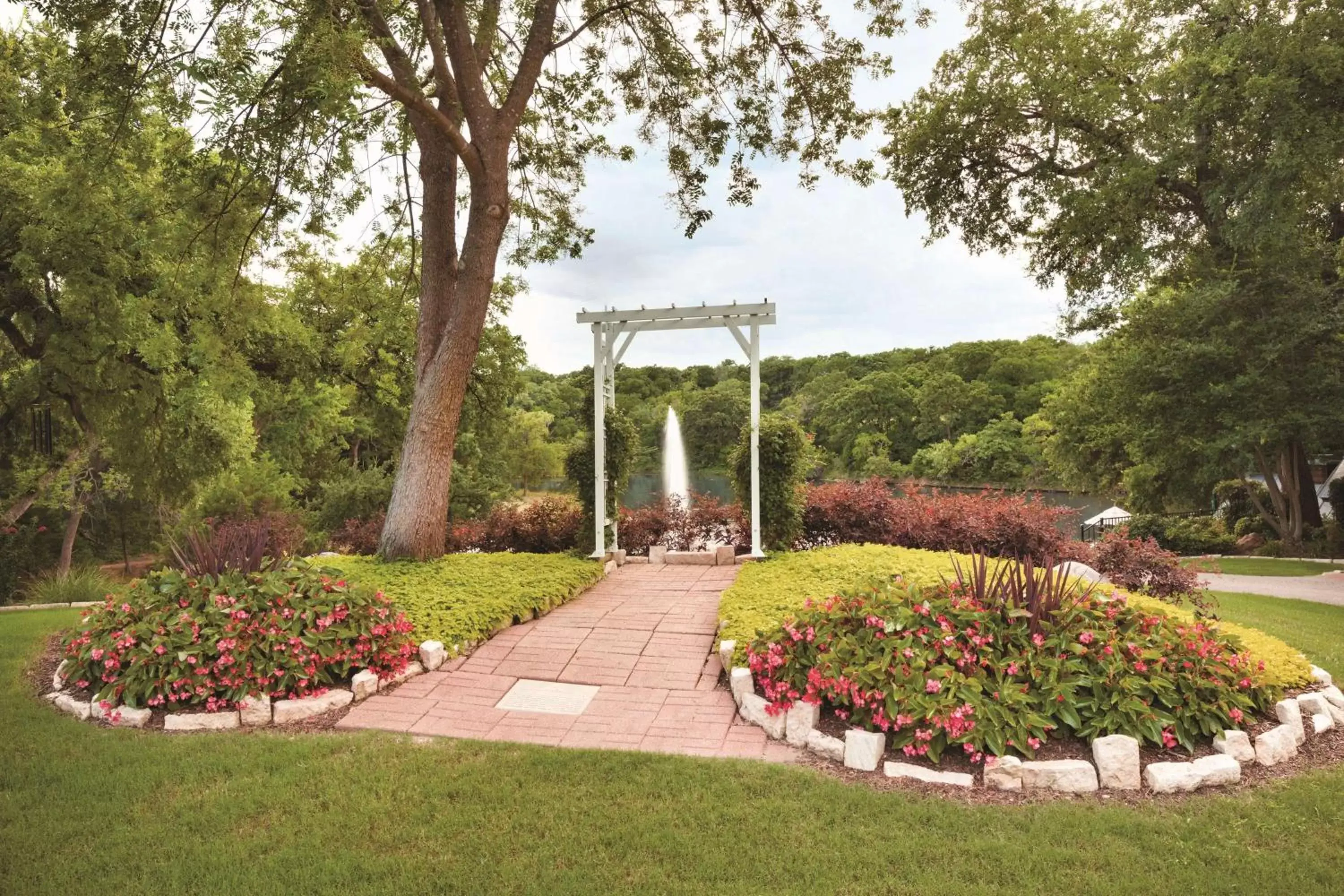 Garden in Hilton DFW Lakes Executive Conference Center