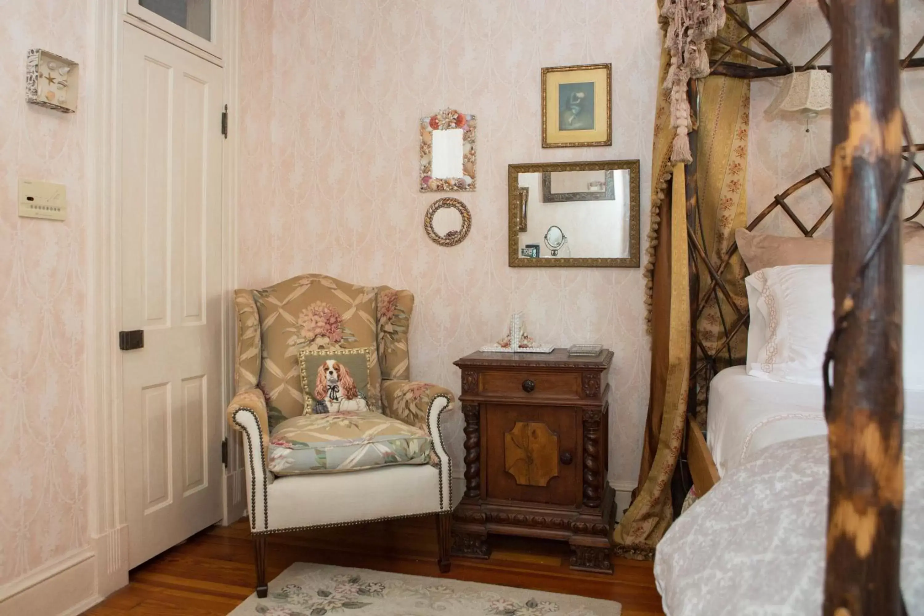 Deluxe Queen Room: Lace Room in 10 Clarke Deluxe Queen Room: Lace Room in 10 Clarke