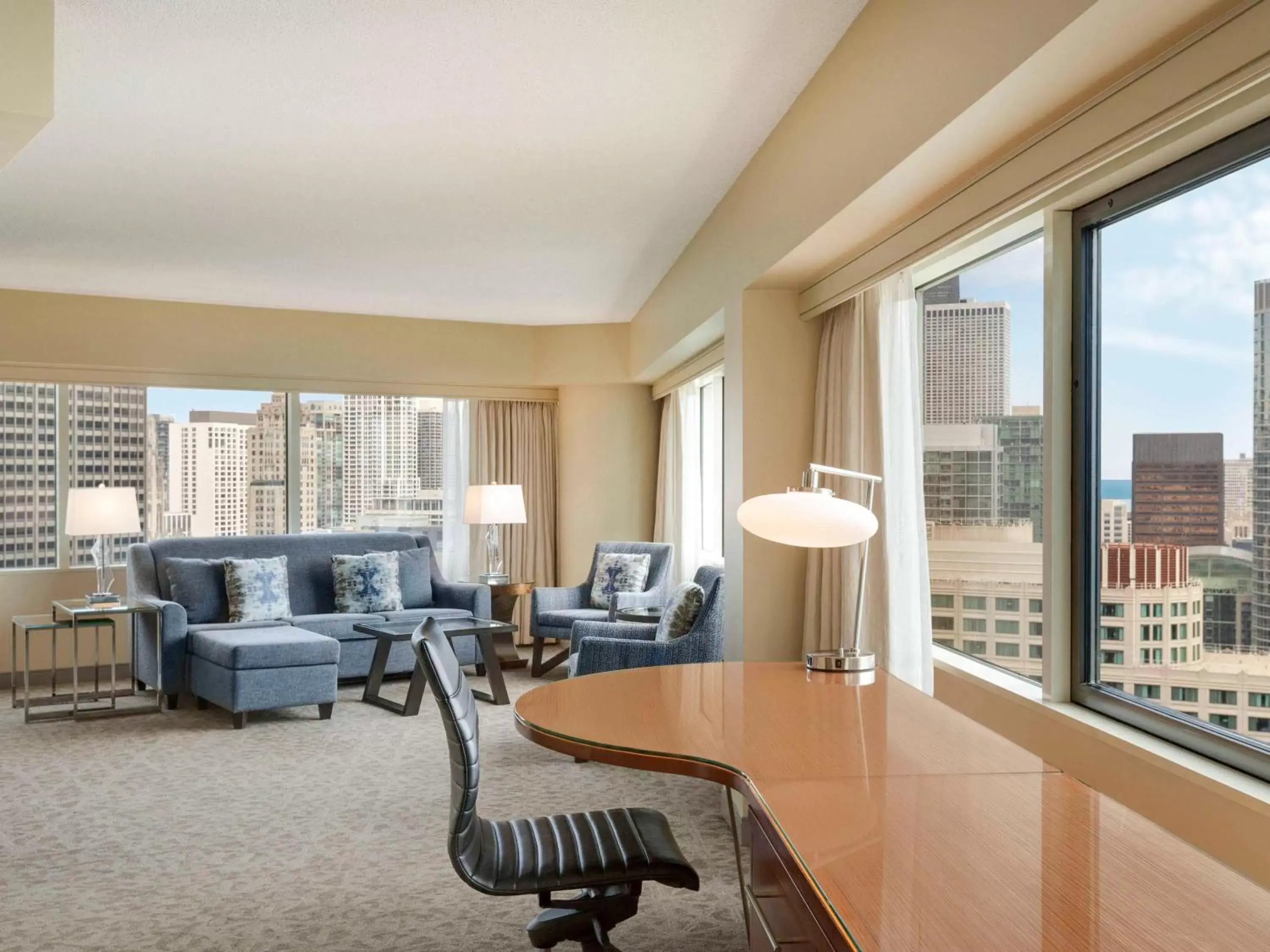 Bedroom, Seating Area in Swissotel Chicago