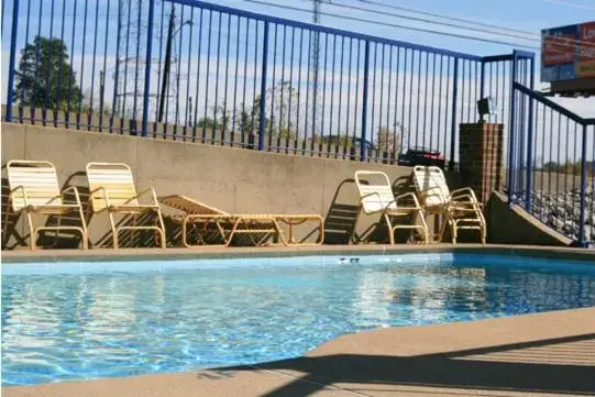 Swimming Pool in Days Inn by Wyndham Nashville N Opryland/Grand Ole Opry