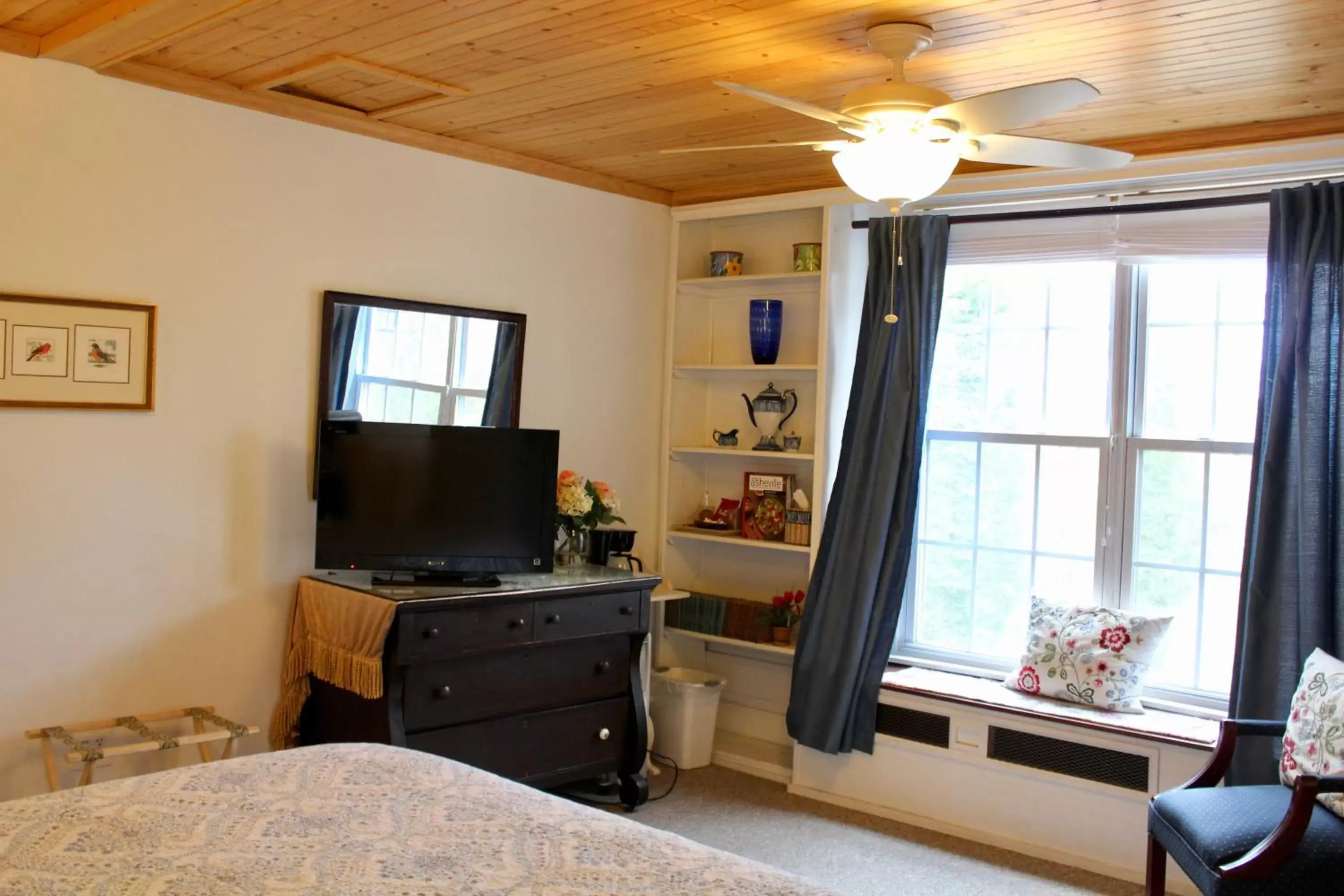Photo of the whole room, TV/Entertainment Center in Oakland Cottage Bed and Breakfast