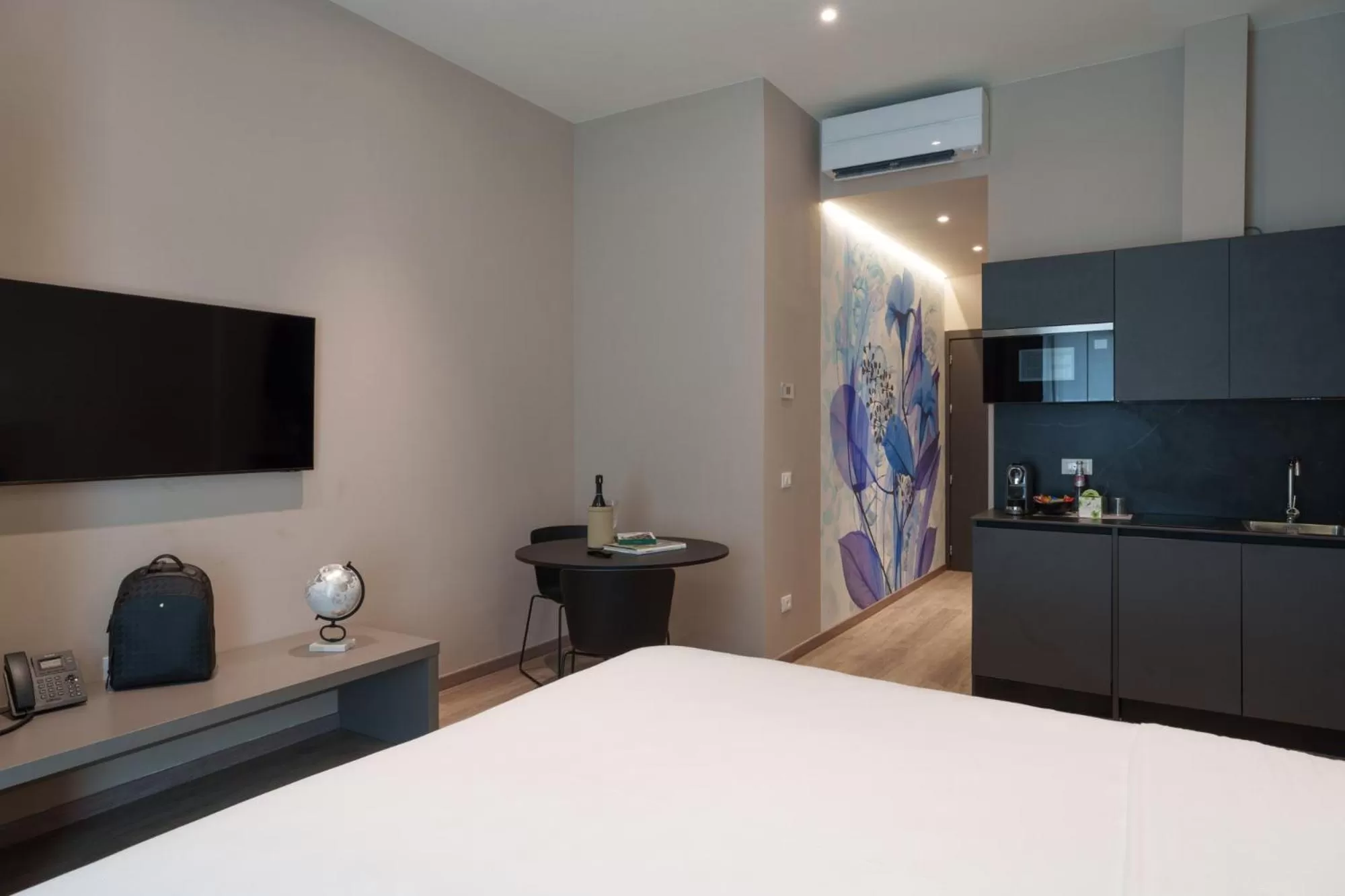 Kitchen or kitchenette, Bed in Vi Suites