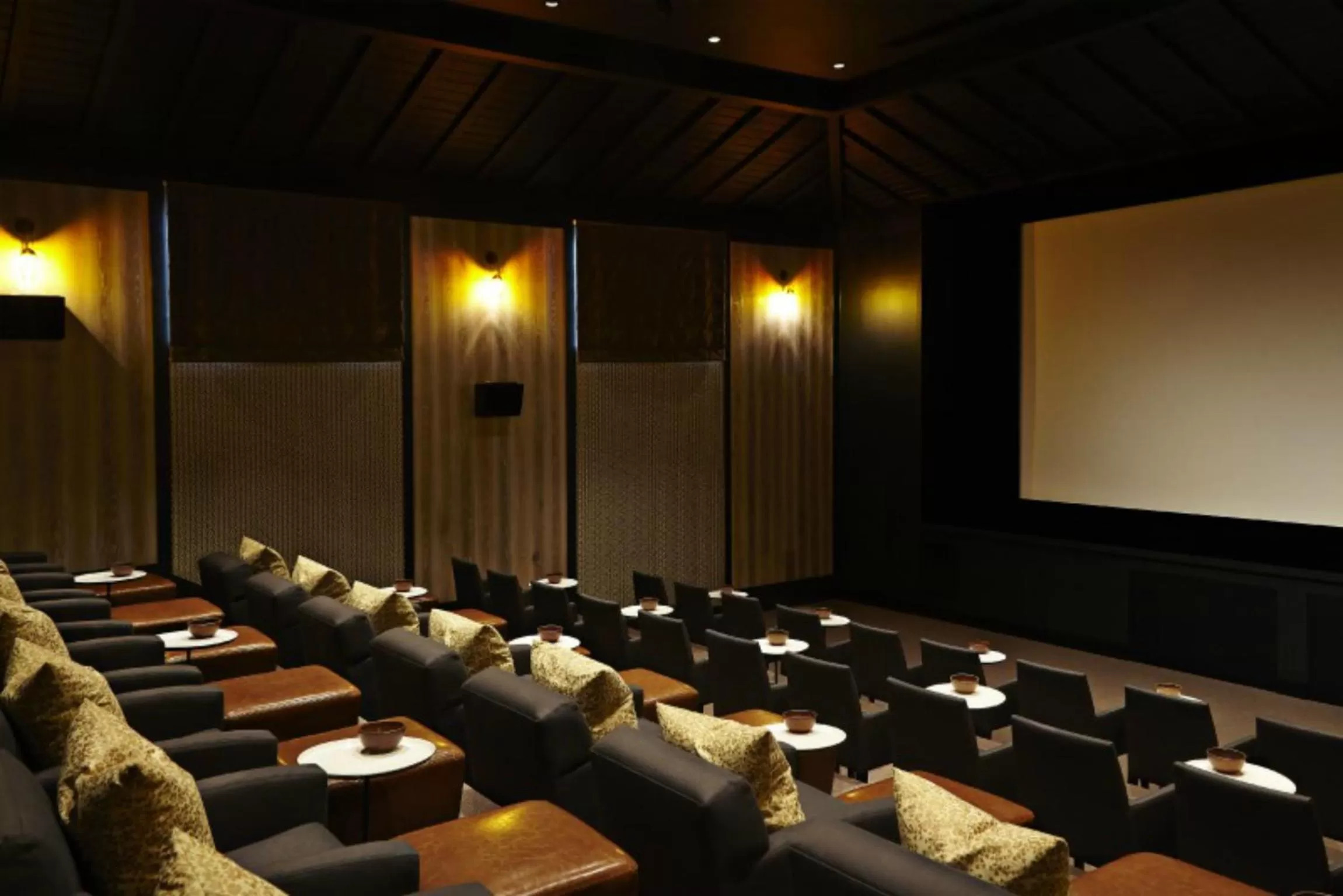 Communal lounge/ TV room in The Island House