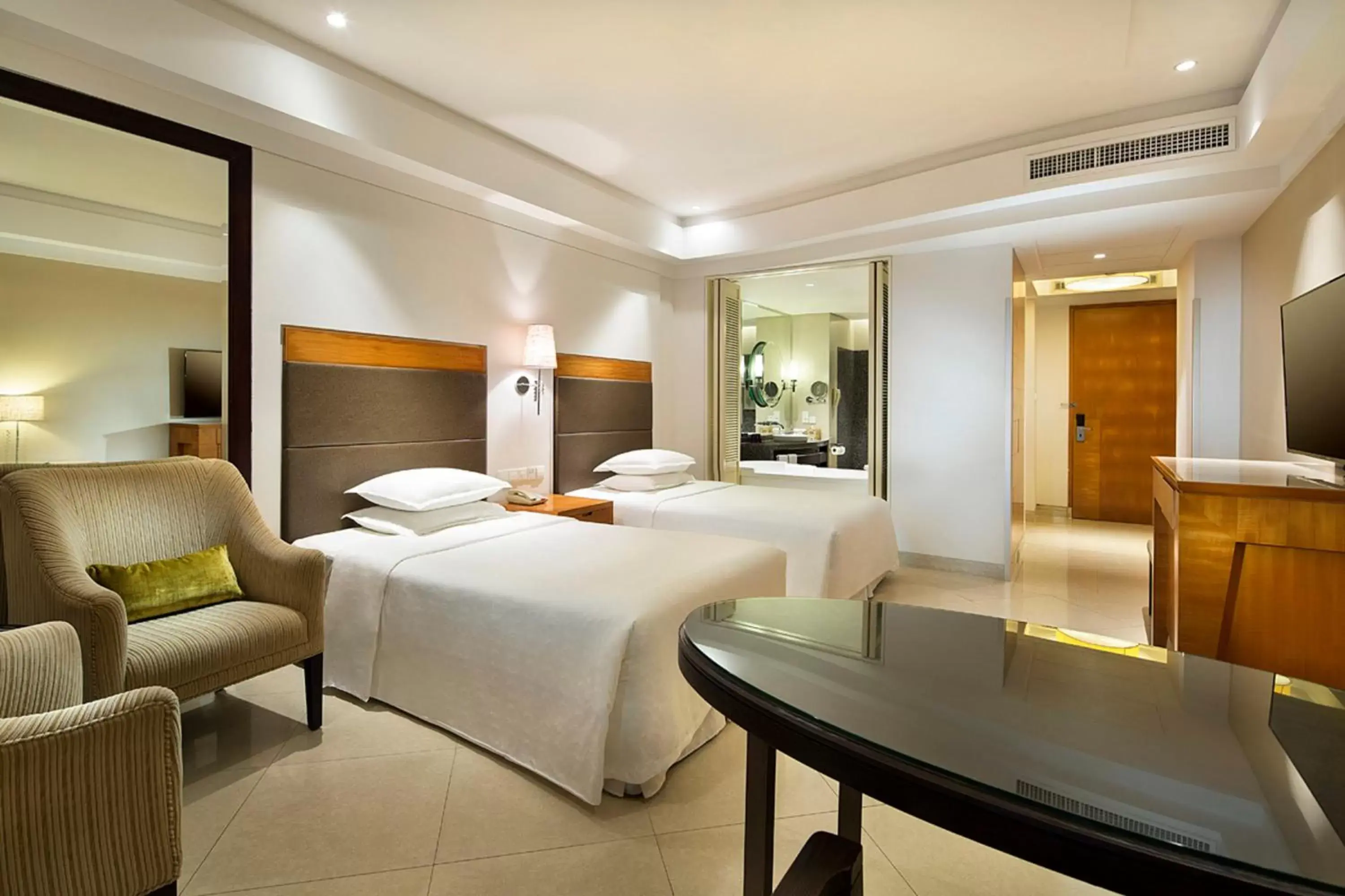 Photo of the whole room, Bed in Sheraton Haikou Hotel