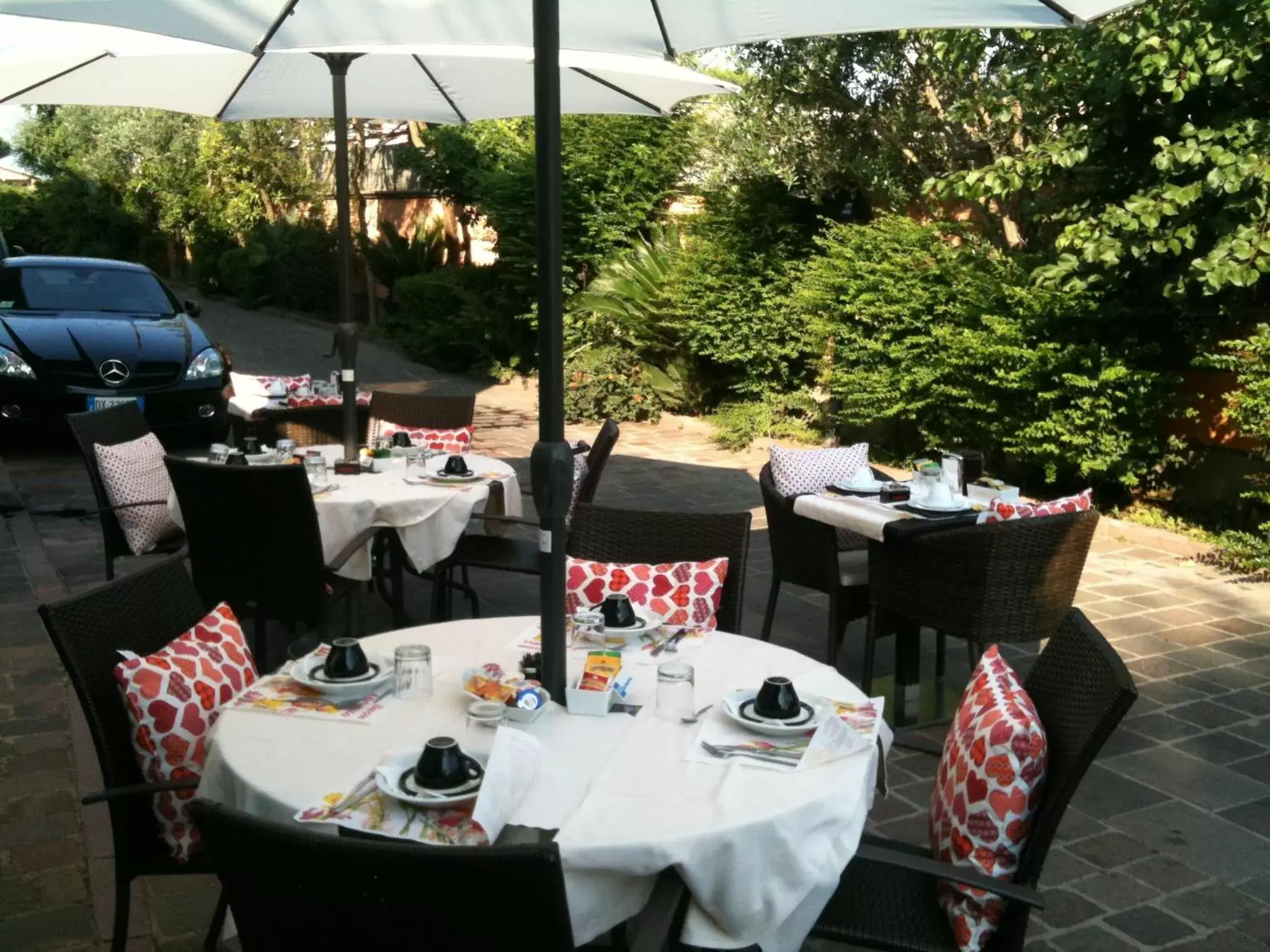 Garden, Restaurant/Places to Eat in Euro House Inn Airport