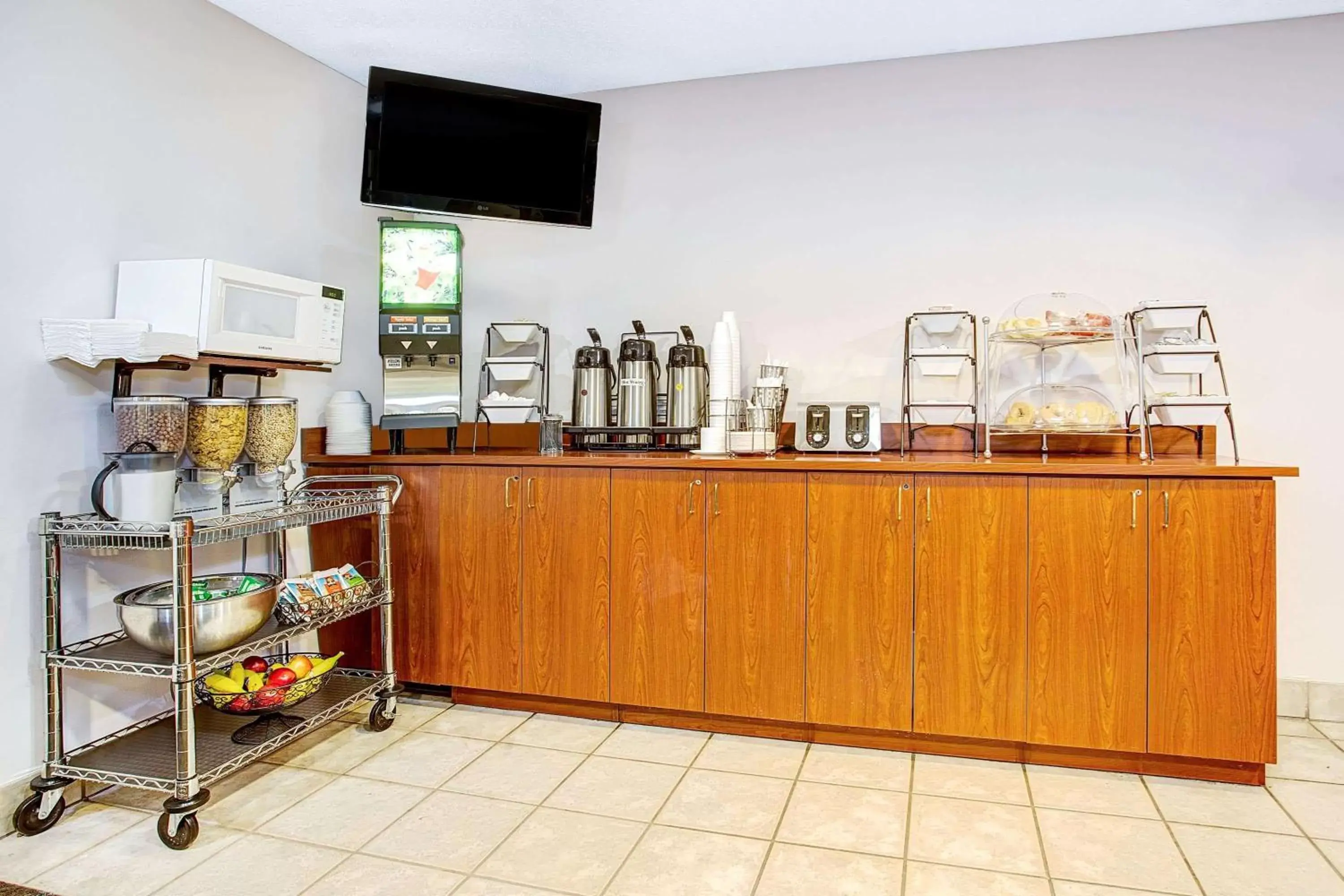 Restaurant/places to eat, Kitchen/Kitchenette in Microtel Inn & Suites by Wyndham Mason