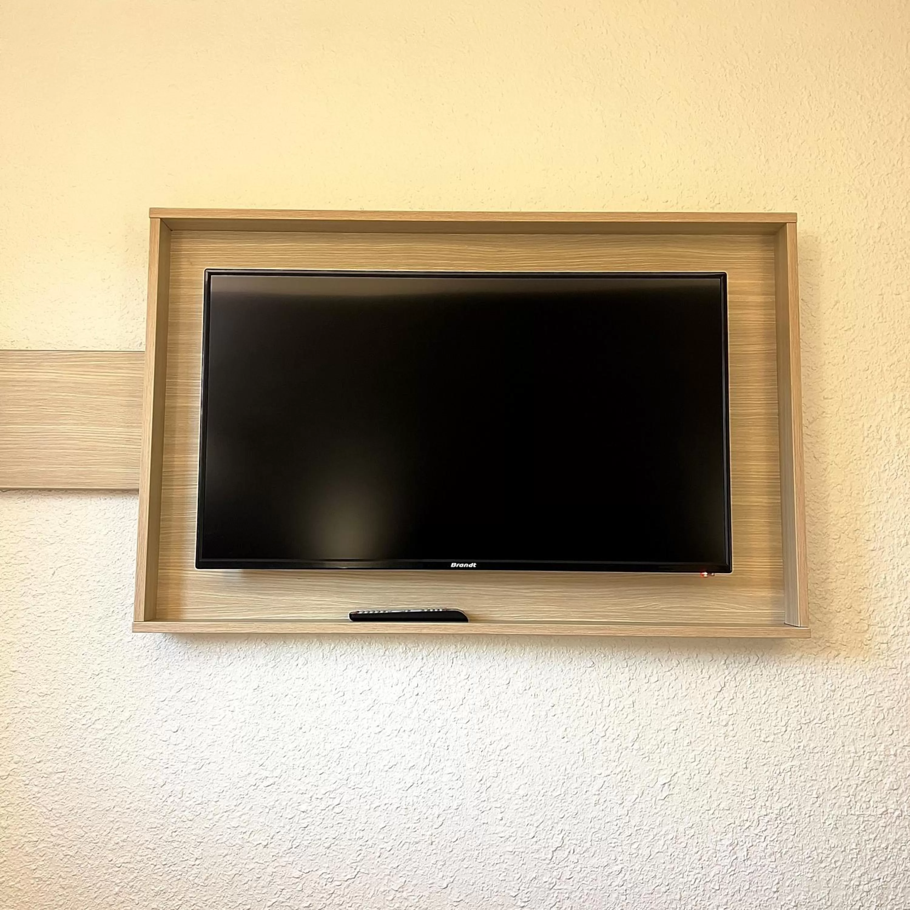 TV and multimedia in Kyriad Direct Reims Bezannes