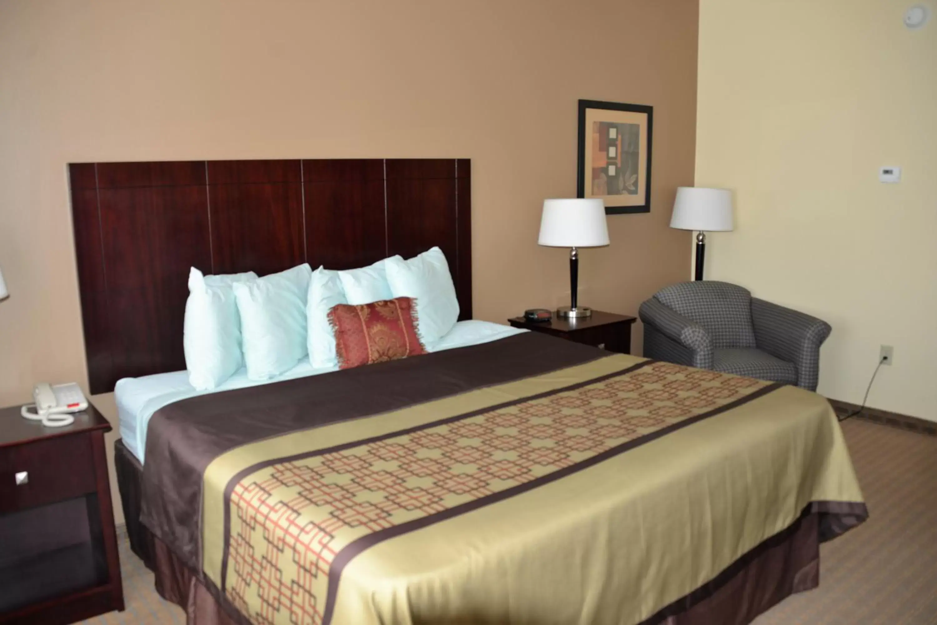 Bed in Irish Inn and Suites
