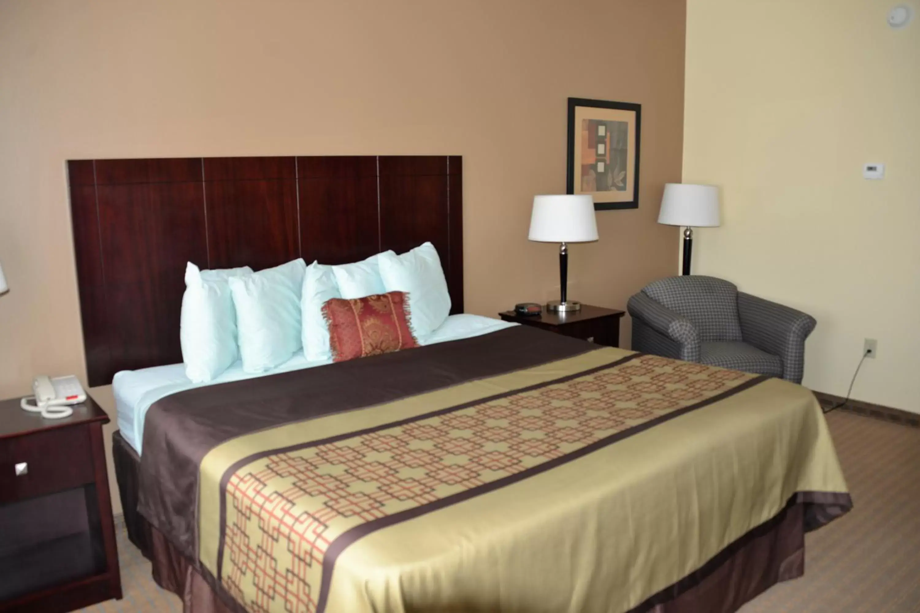 Bed in Irish Inn and Suites Bed in Irish Inn and Suites