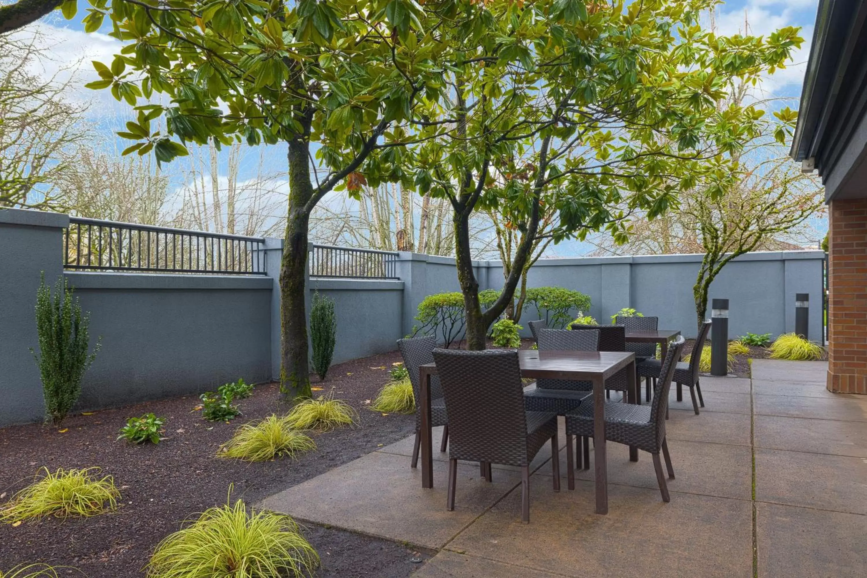 Property building, Restaurant/Places to Eat in Courtyard by Marriott Portland Southeast/Clackamas