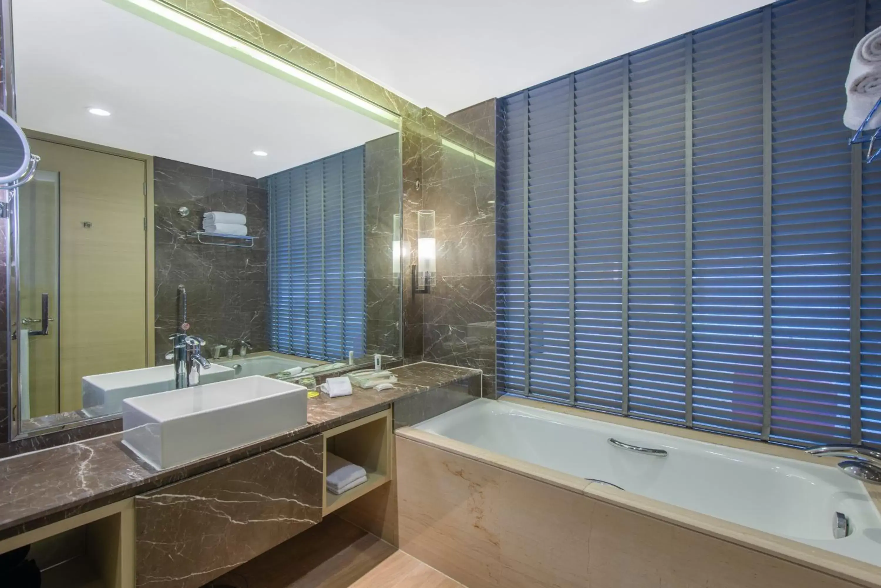 Photo of the whole room, Bathroom in Holiday Inn Shanghai Songjiang, an IHG Hotel - Miaoqian Street