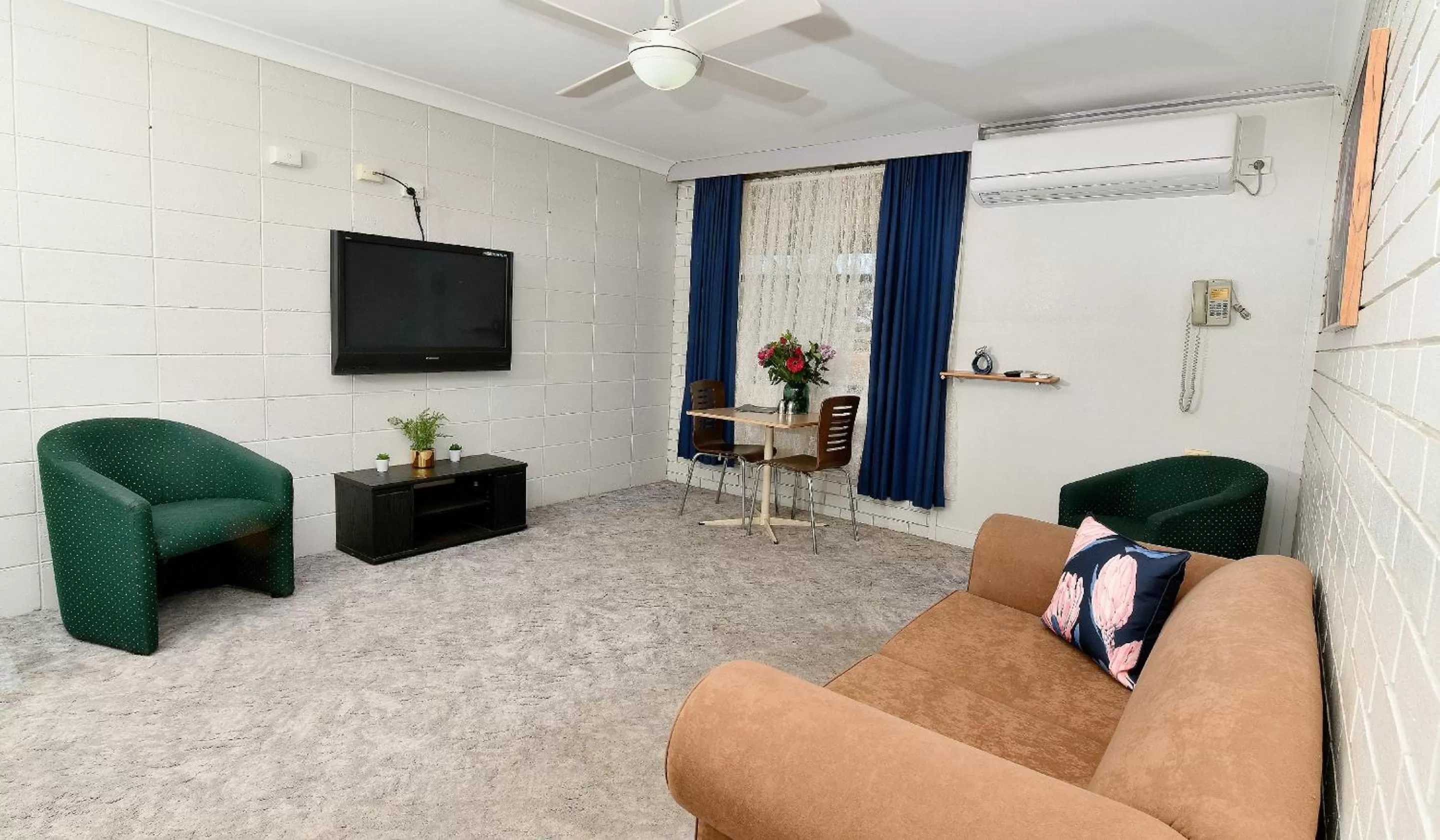 Living room in Burke and Wills Motor Inn